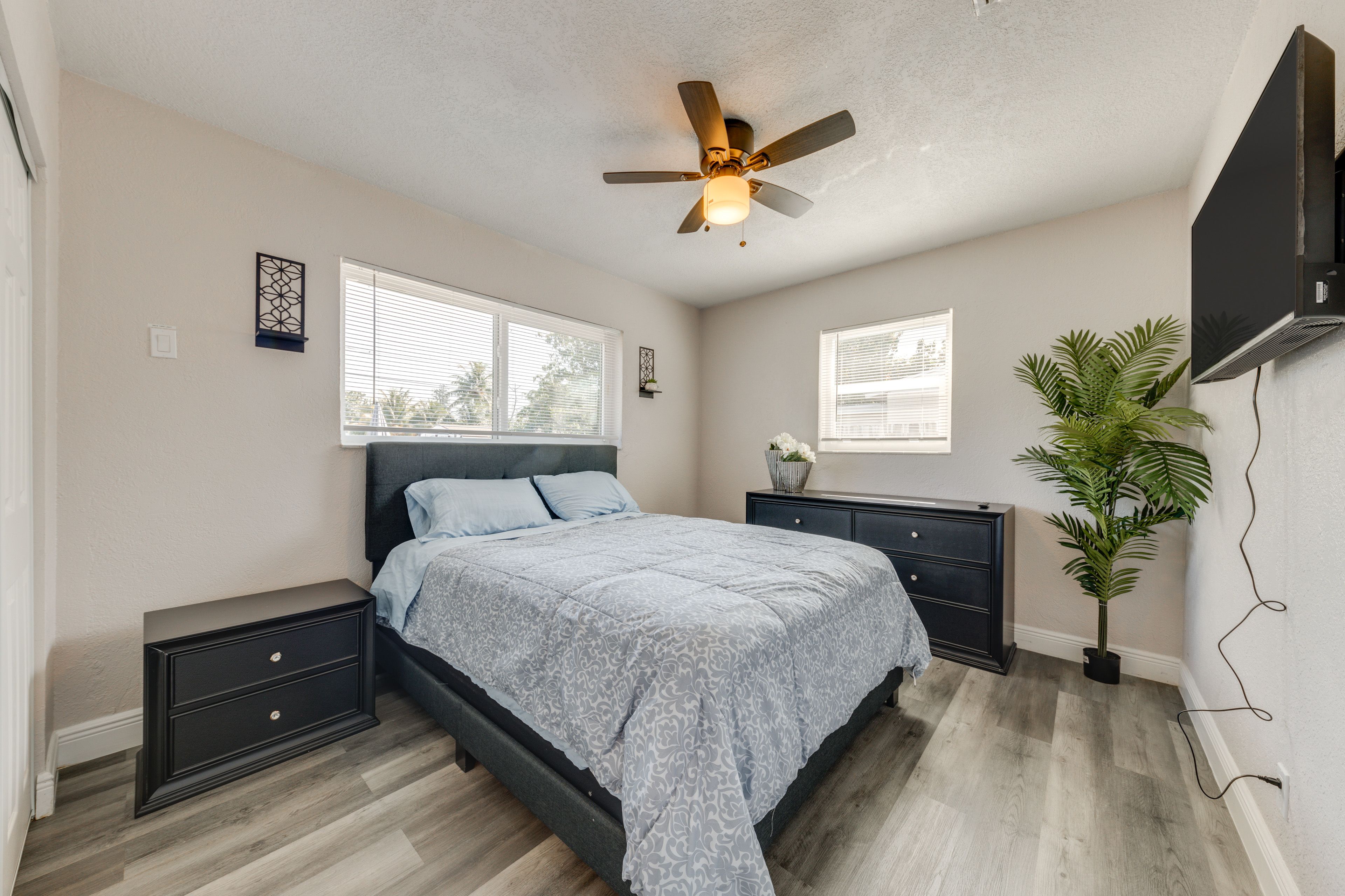 Bedroom 1 | Queen Bed | Smart TV