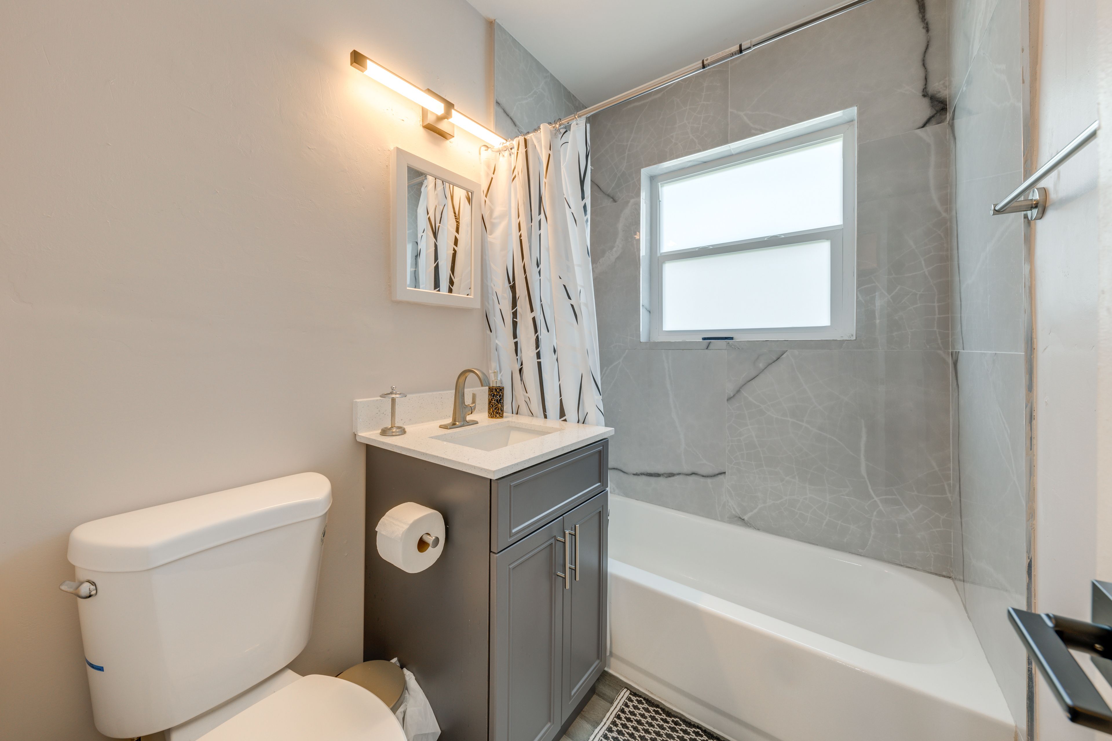 Full Bathroom | Towels Provided