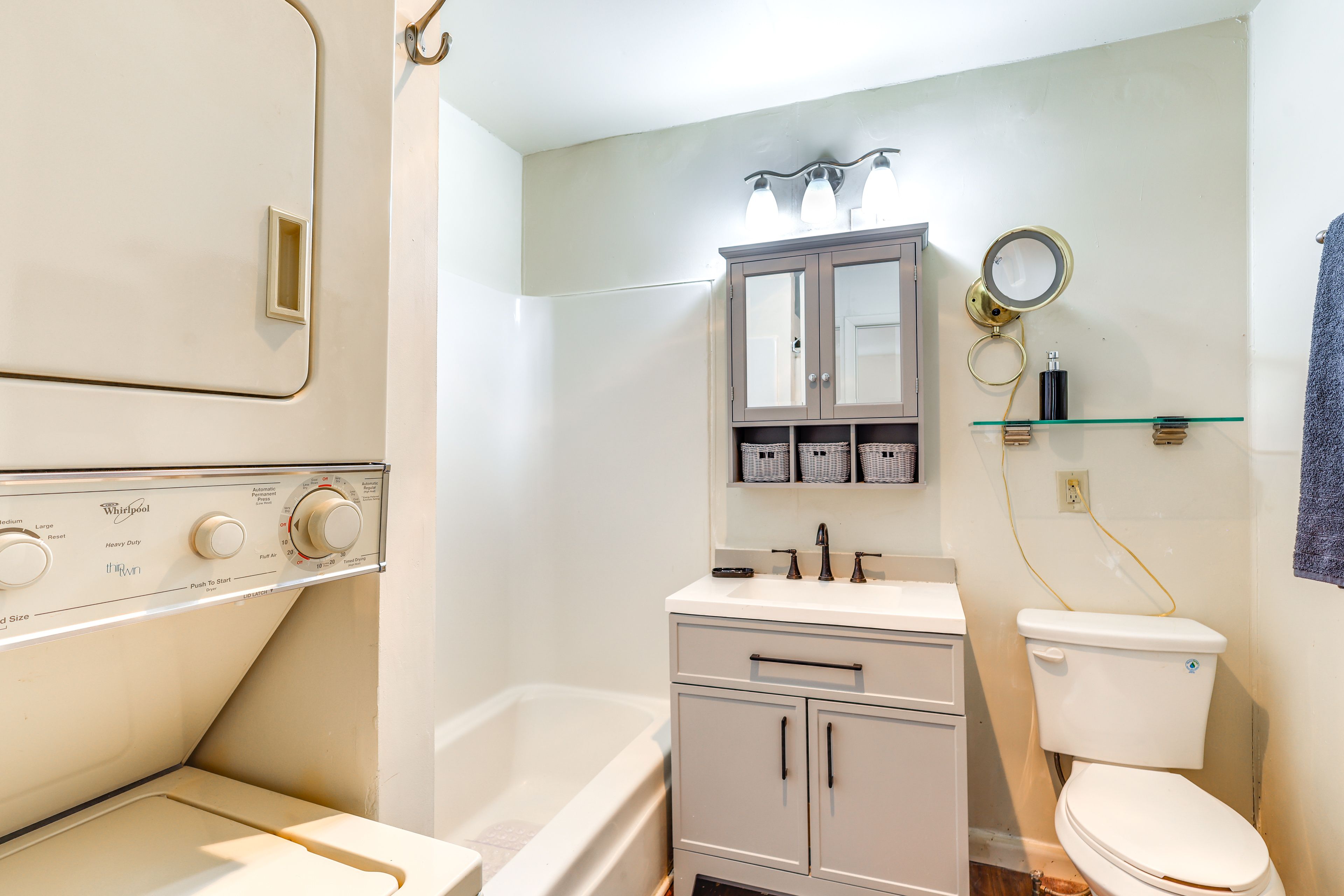 Full Bathroom | Towels Provided | Laundry