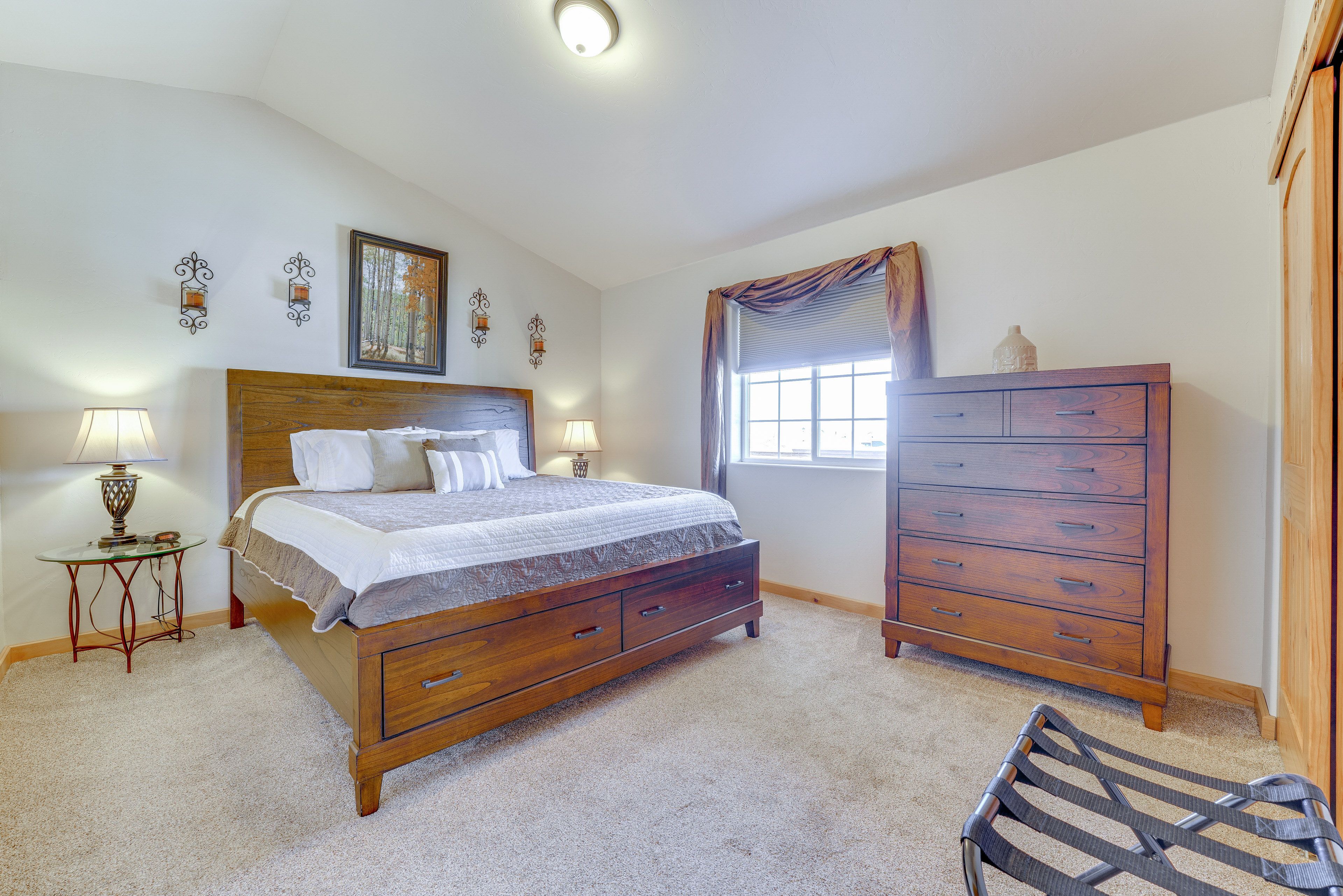 Bedroom | King Bed | 2nd Floor | Linens Provided
