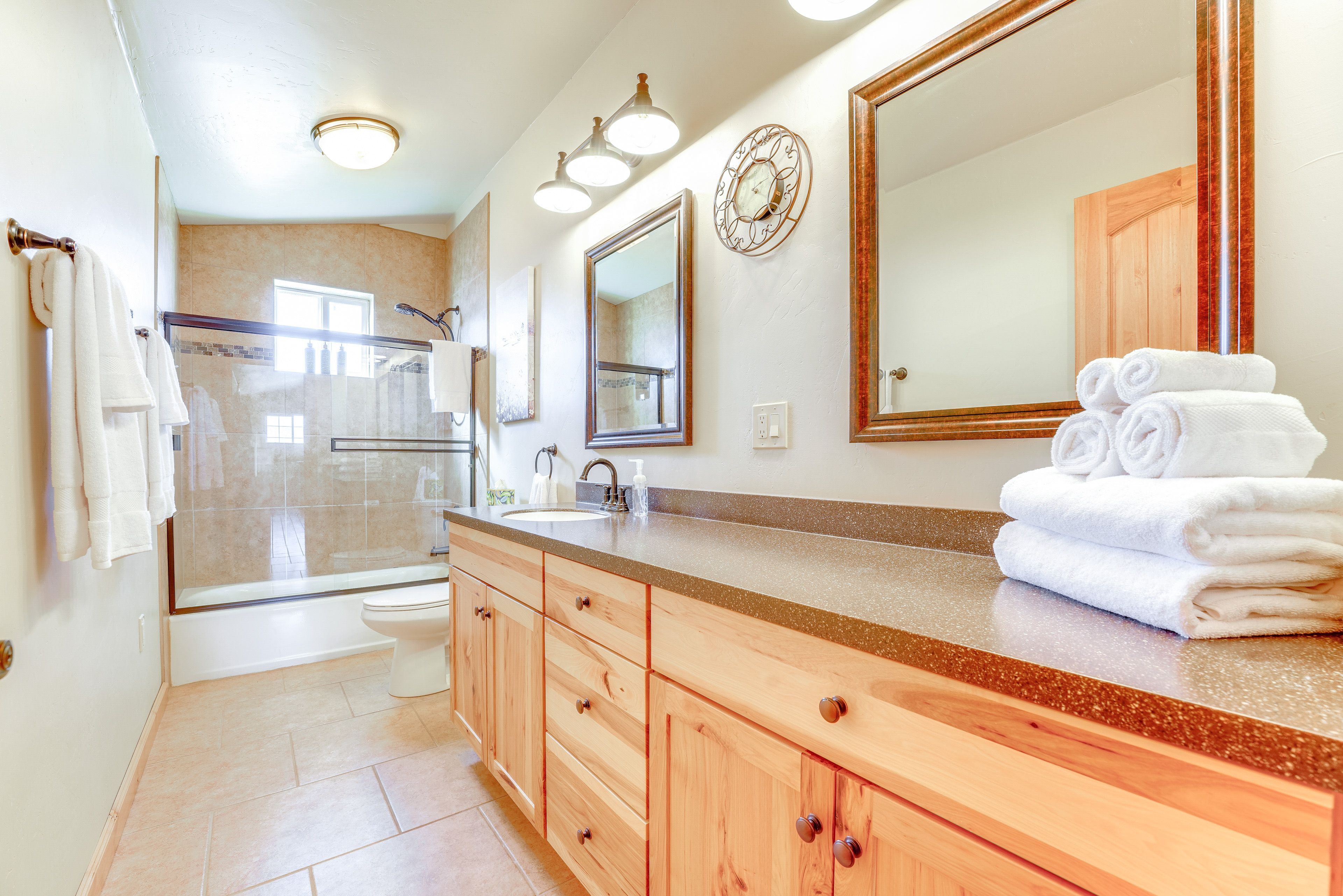 Full Bathroom | 2nd Floor | Towels Provided