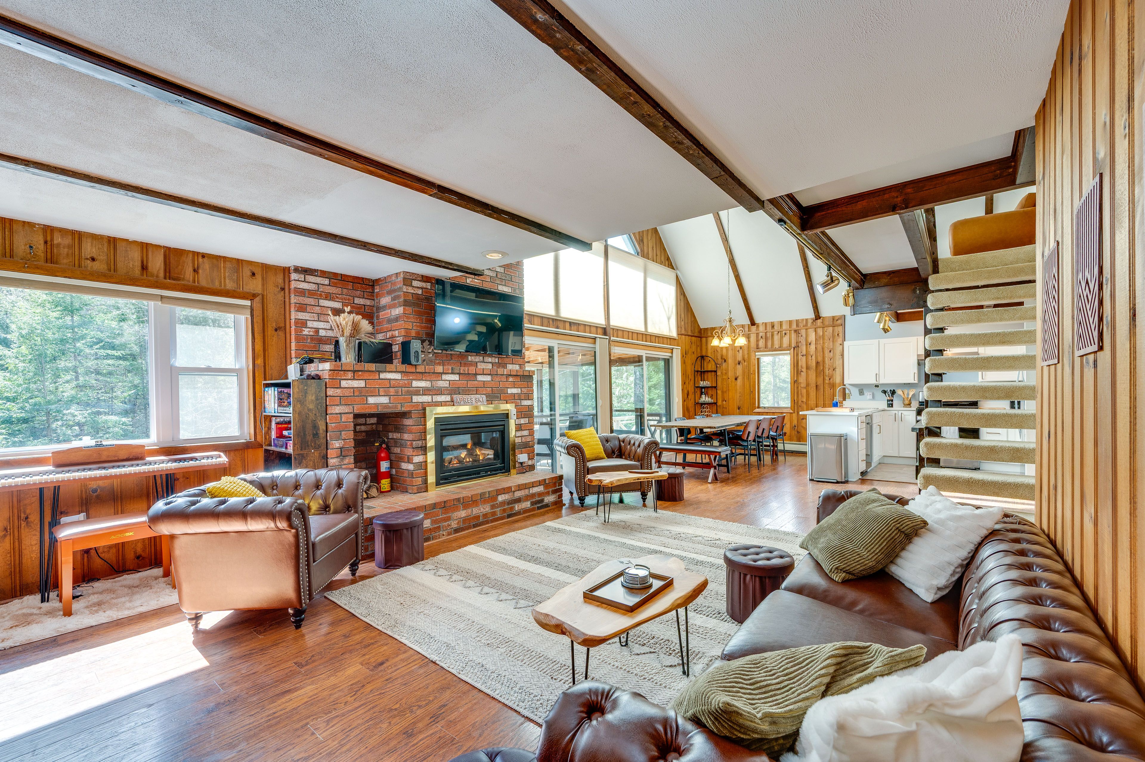 Living Room | 1st Floor | Flat-Screen TV | Central Heating & A/C | Free WiFi