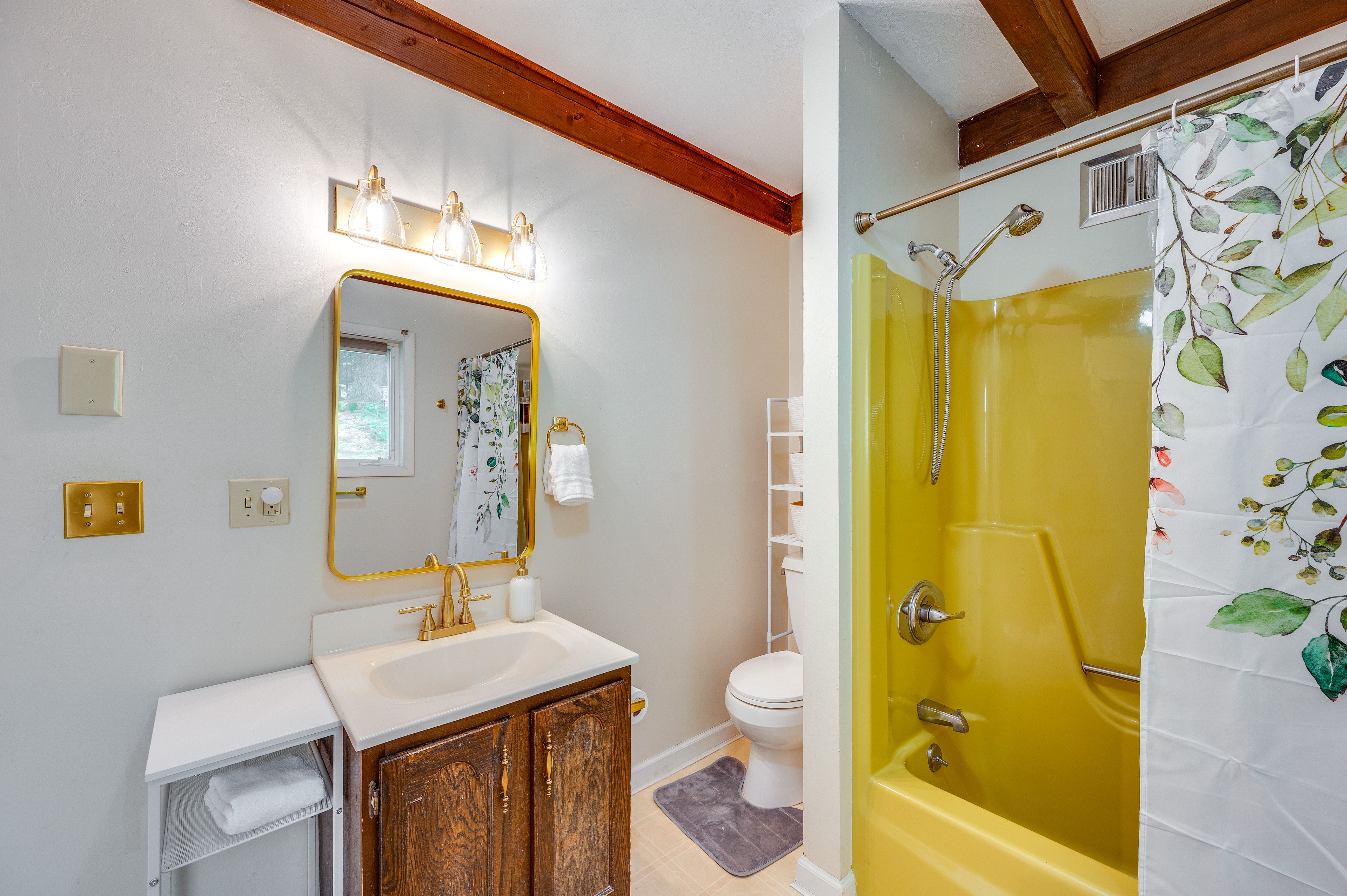 Full Bathroom | 1st Floor | Towels Provided