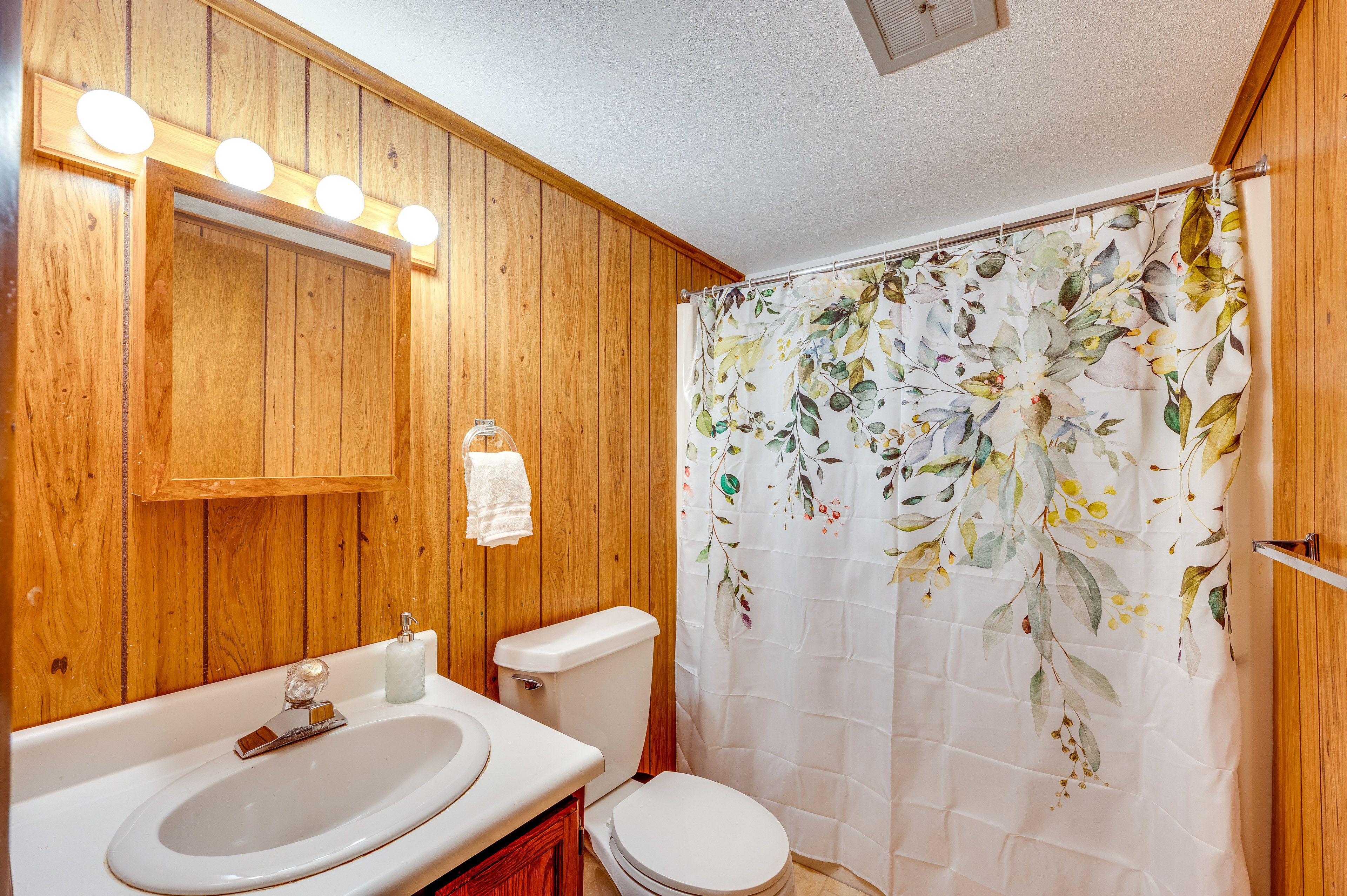 Full Bathroom | Lower Unit | Towels Provided