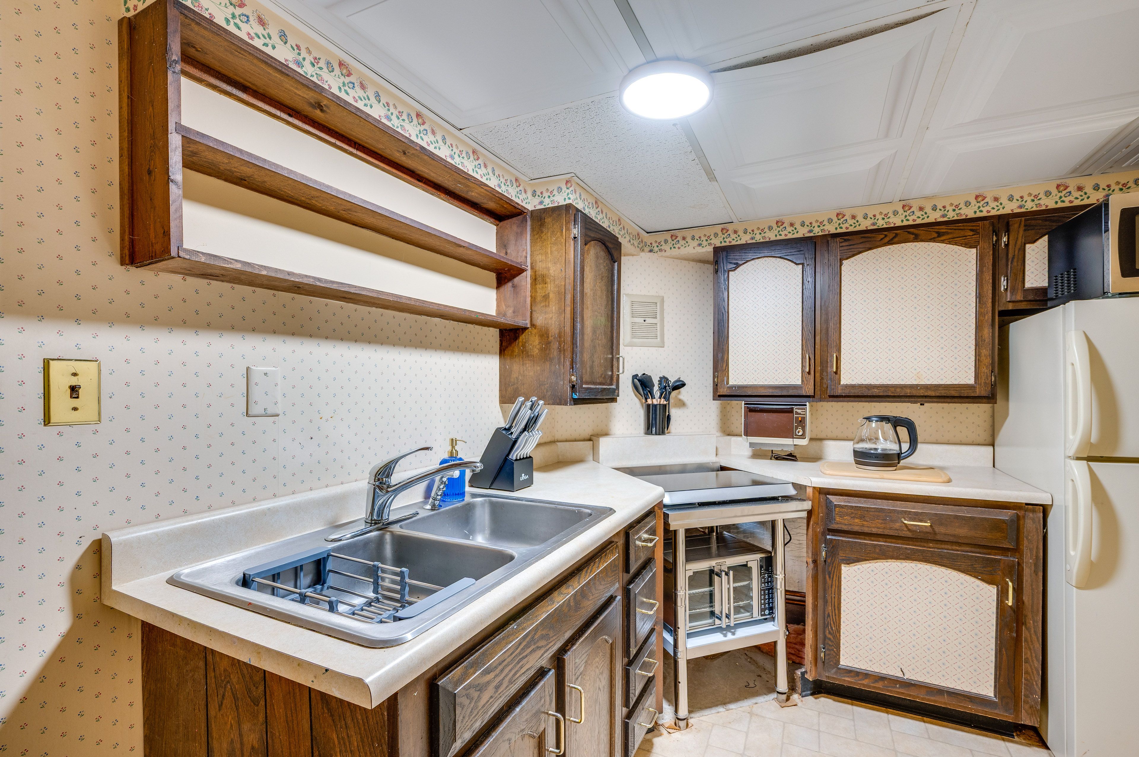Kitchenette | Cooking Basics | Cooktop | Drip Coffee Maker | Microwave | Toaster