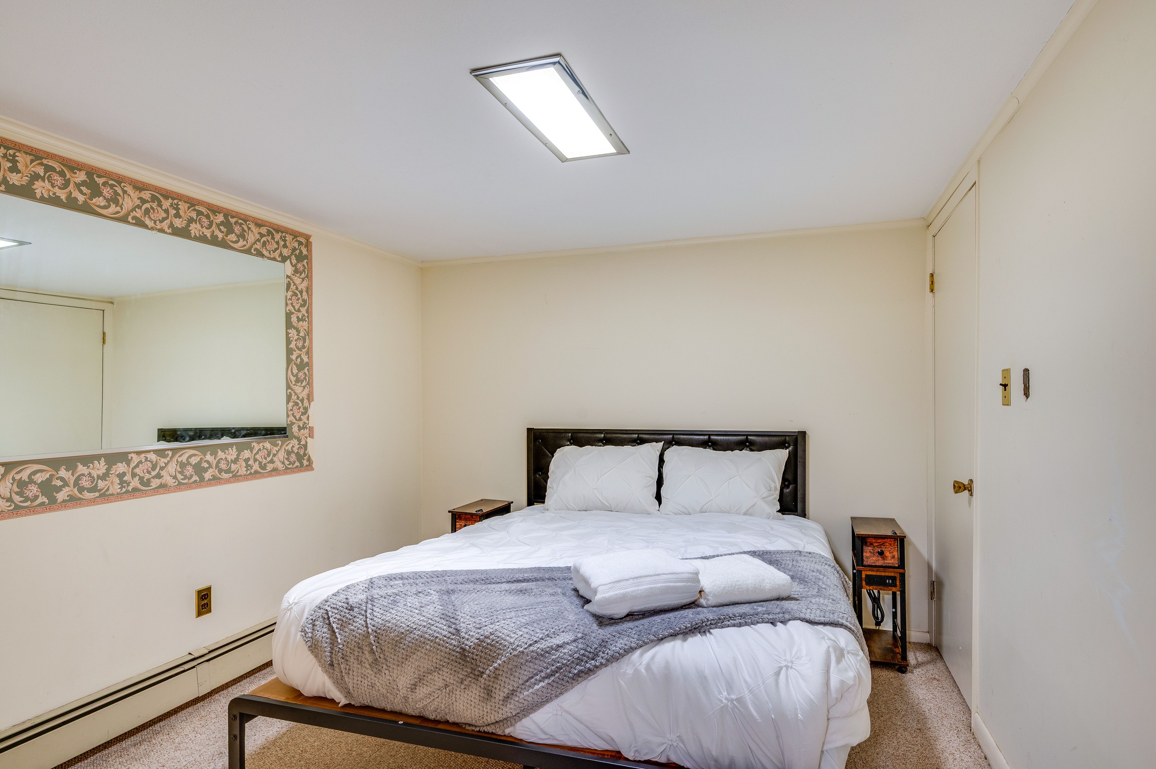 Bedroom | Queen Bed | Linens Provided
