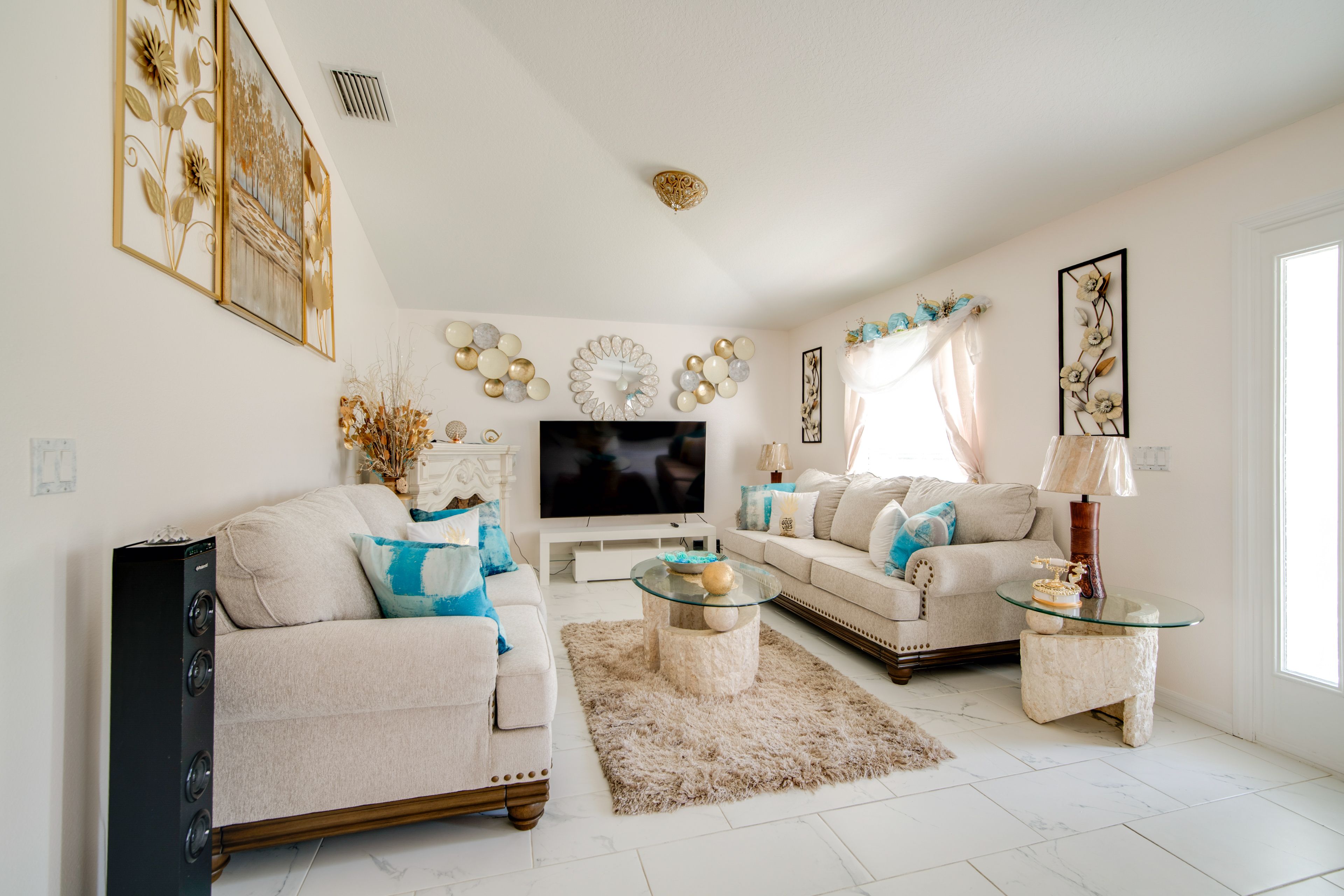 Living Room | Smart TV | Fireplace