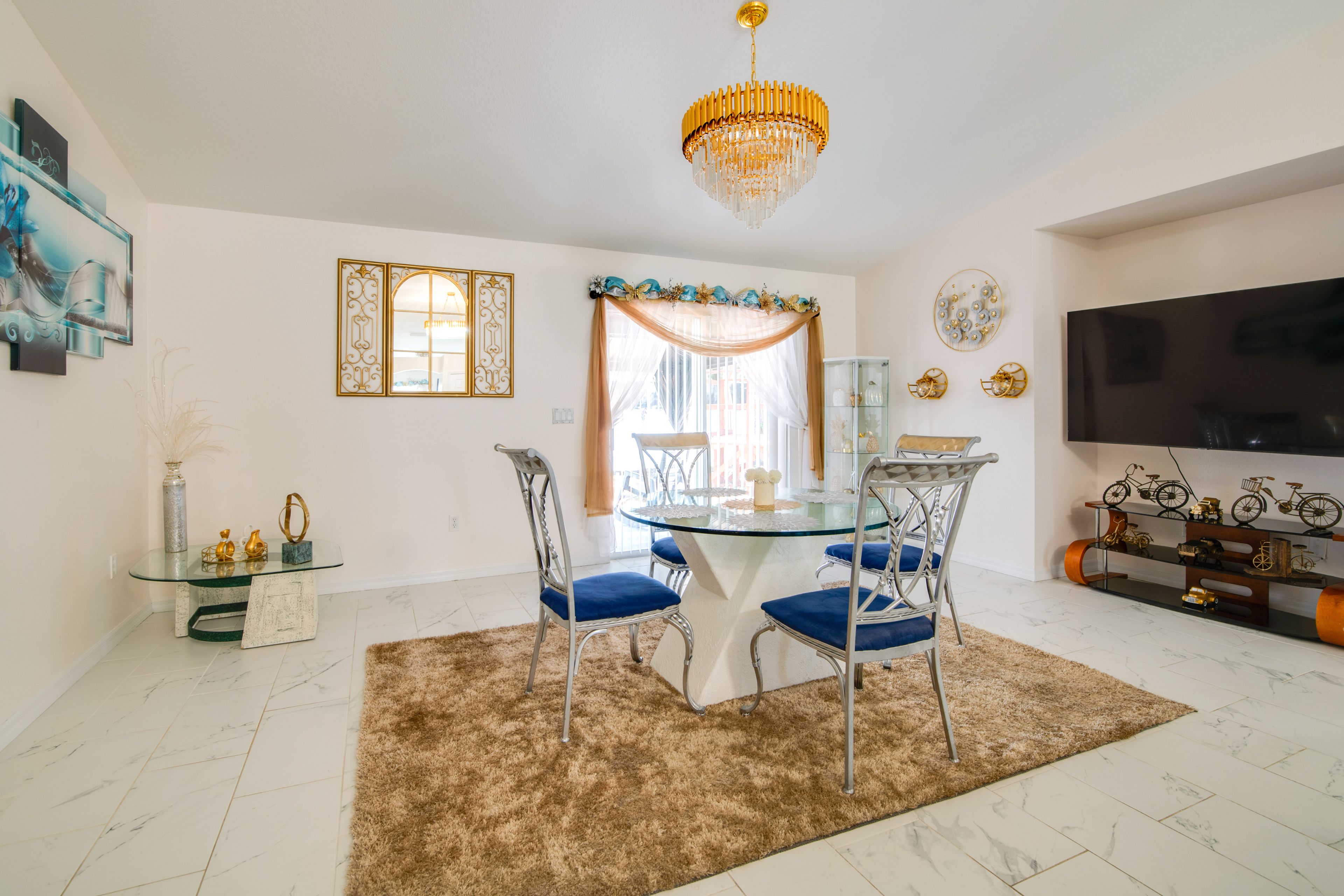 Dining Area | Smart TV | Free WiFi