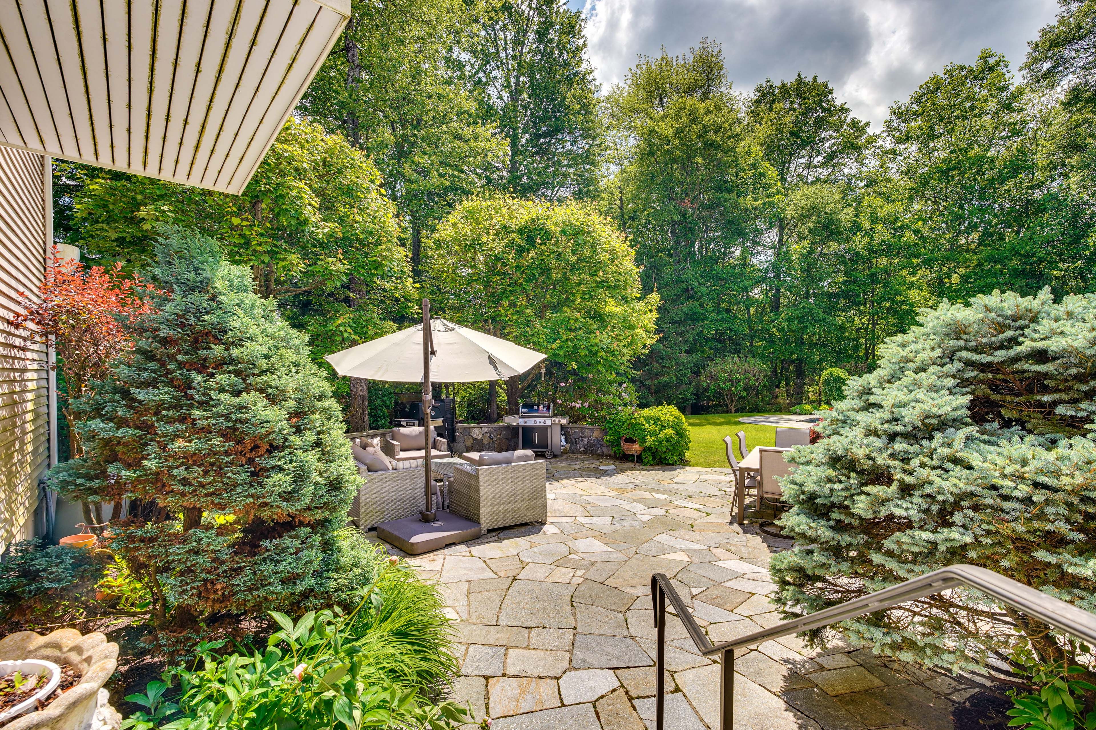 Furnished Patio | Outdoor Dining | Gas Grill | Charcoal Smoker