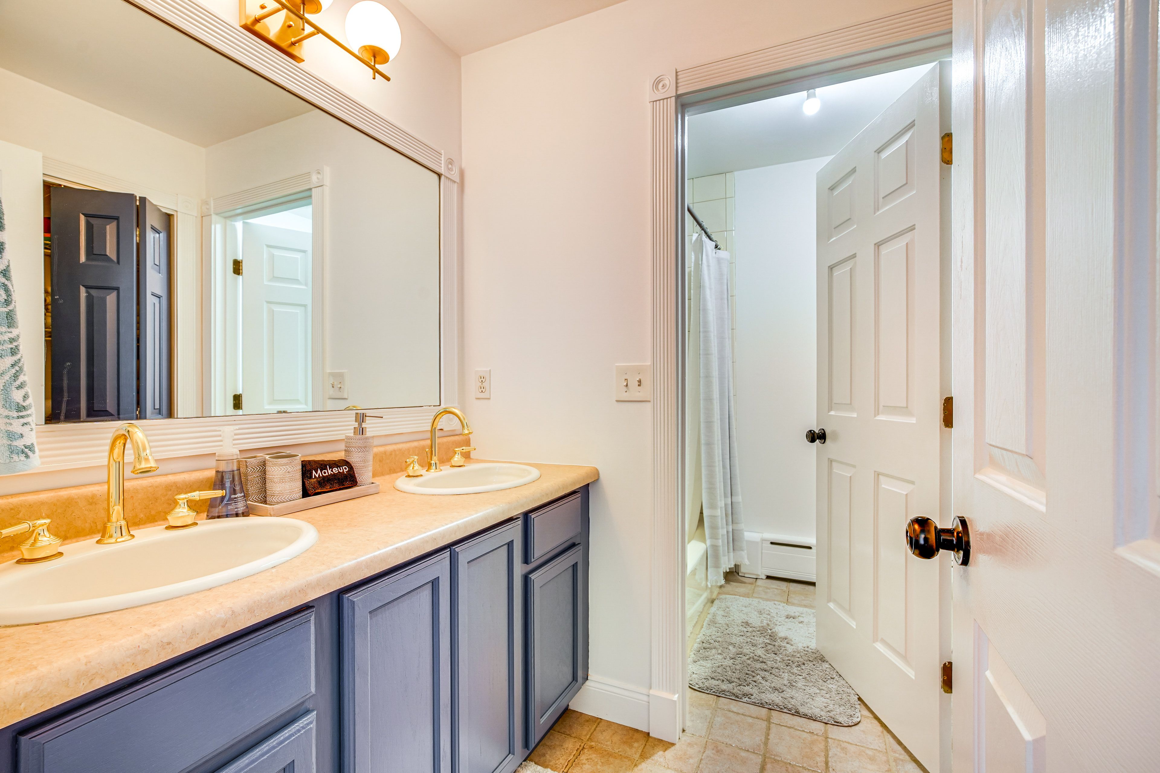 Full Bathroom | 2nd Floor | Complimentary Toiletries | Hair Dryer