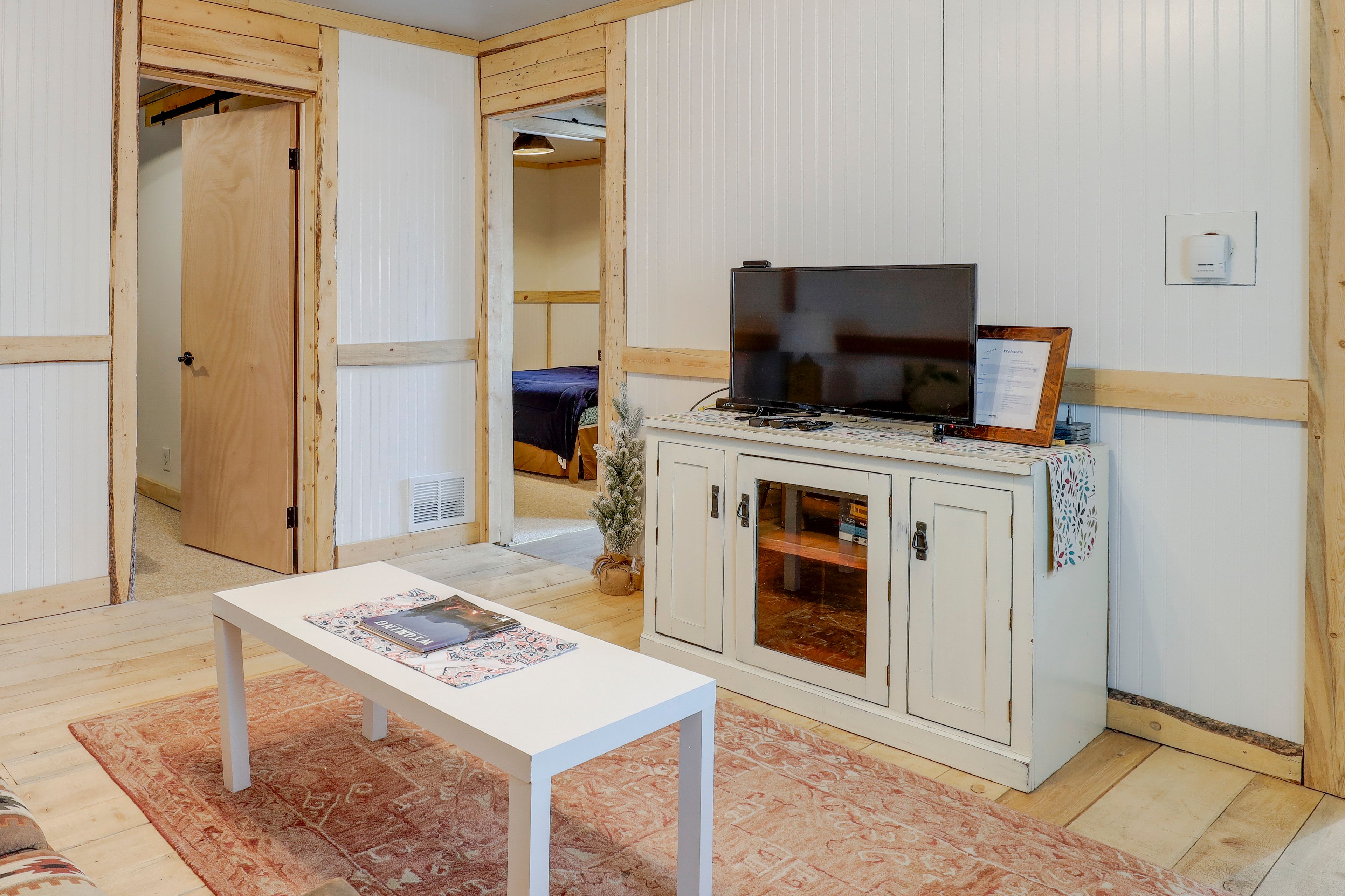 Living Room | Full Sleeper Sofa | Free WiFi | Smart TV | Window A/C