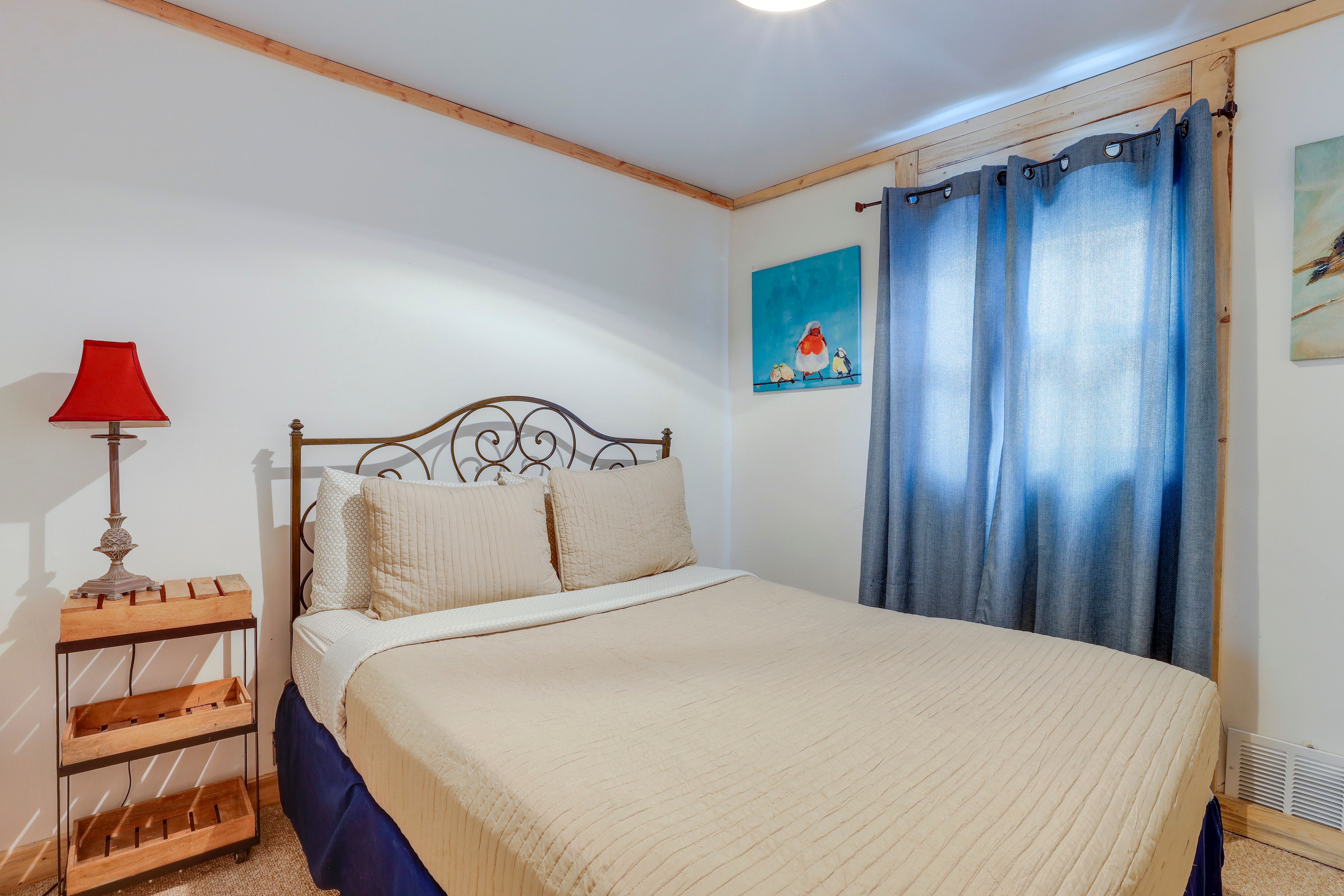 Bedroom 1 | Queen Bed