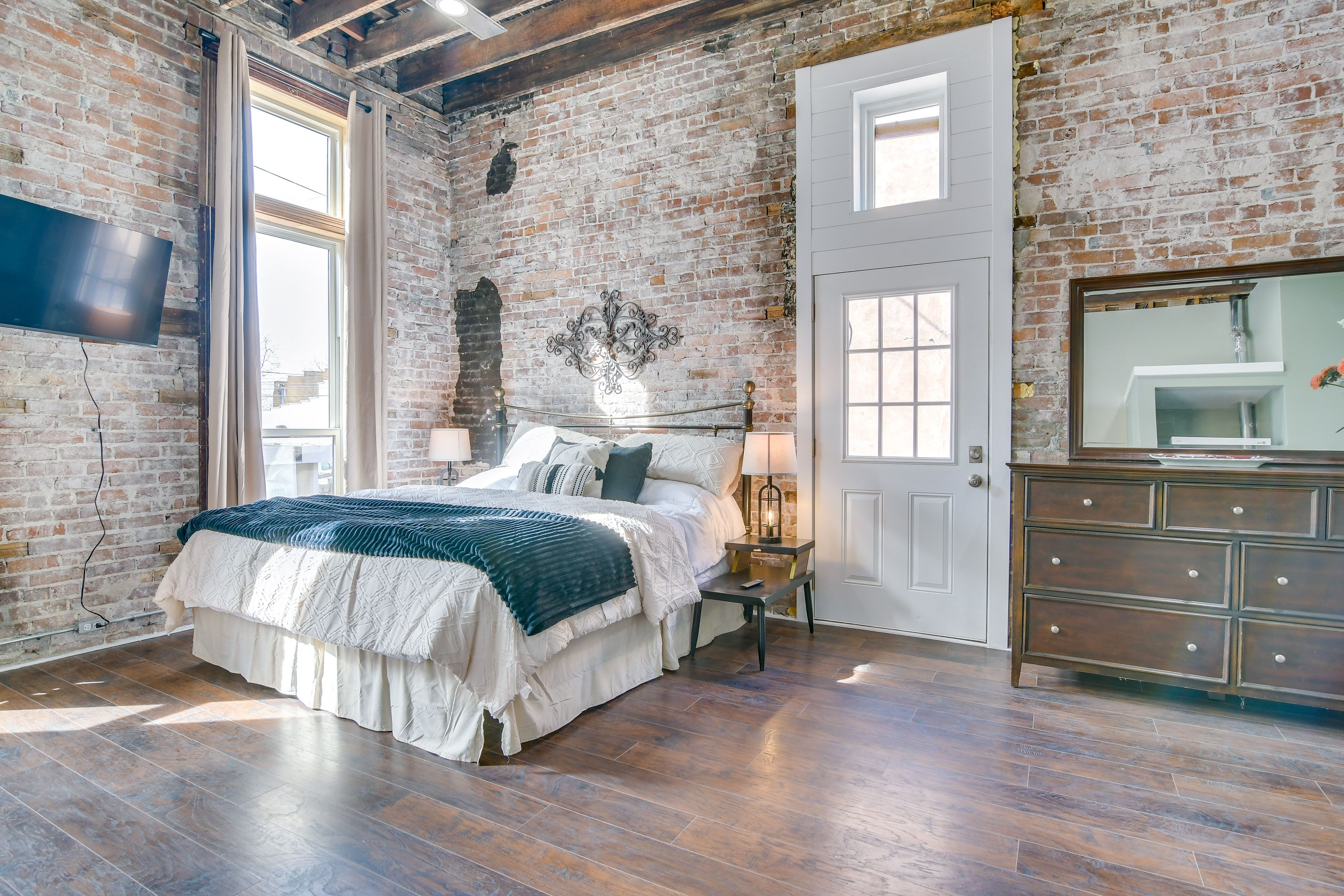 Bedroom 1 | King Bed | Washer & Dryer