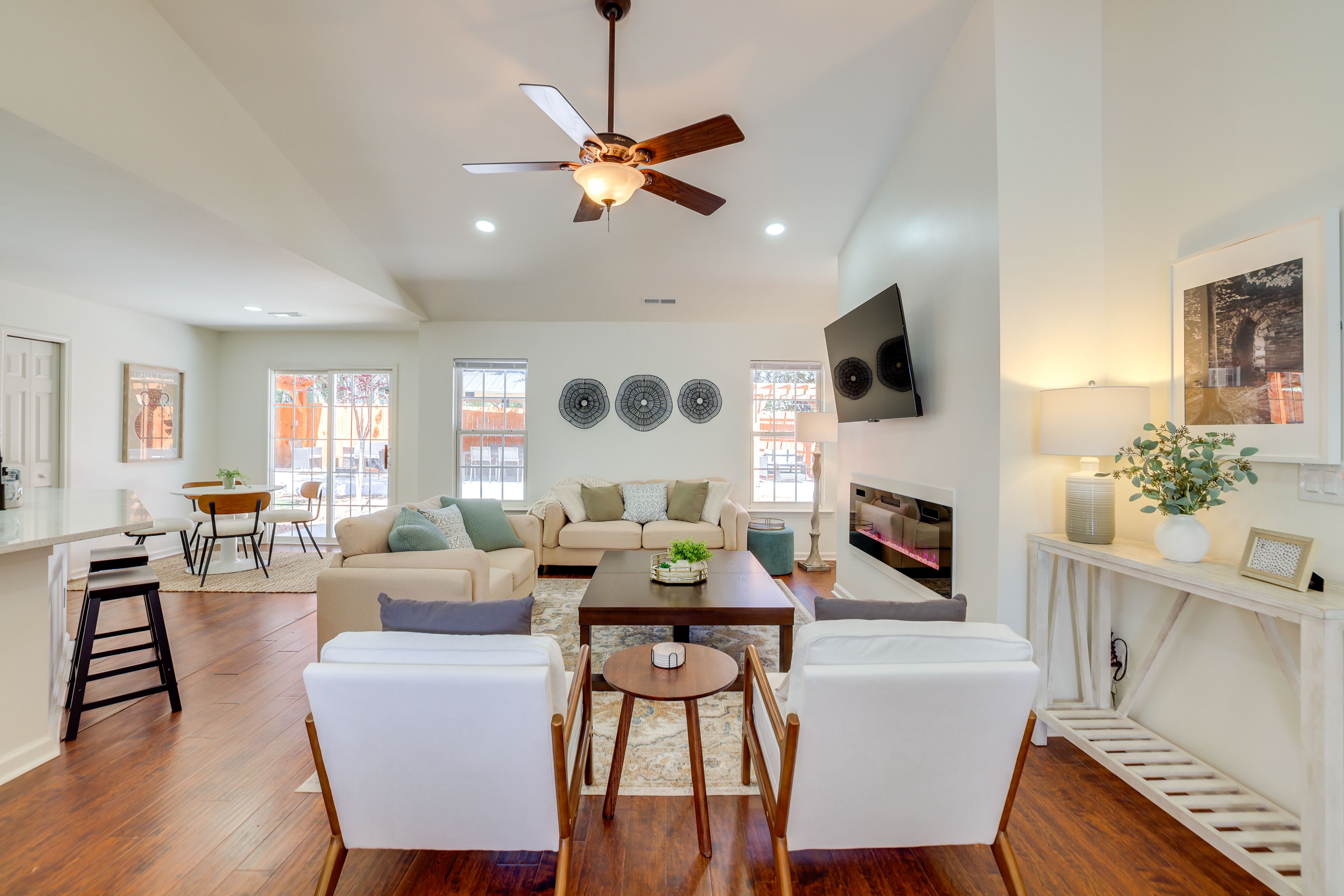 Living Room | Smart TV | Fireplace | Central Heating & A/C
