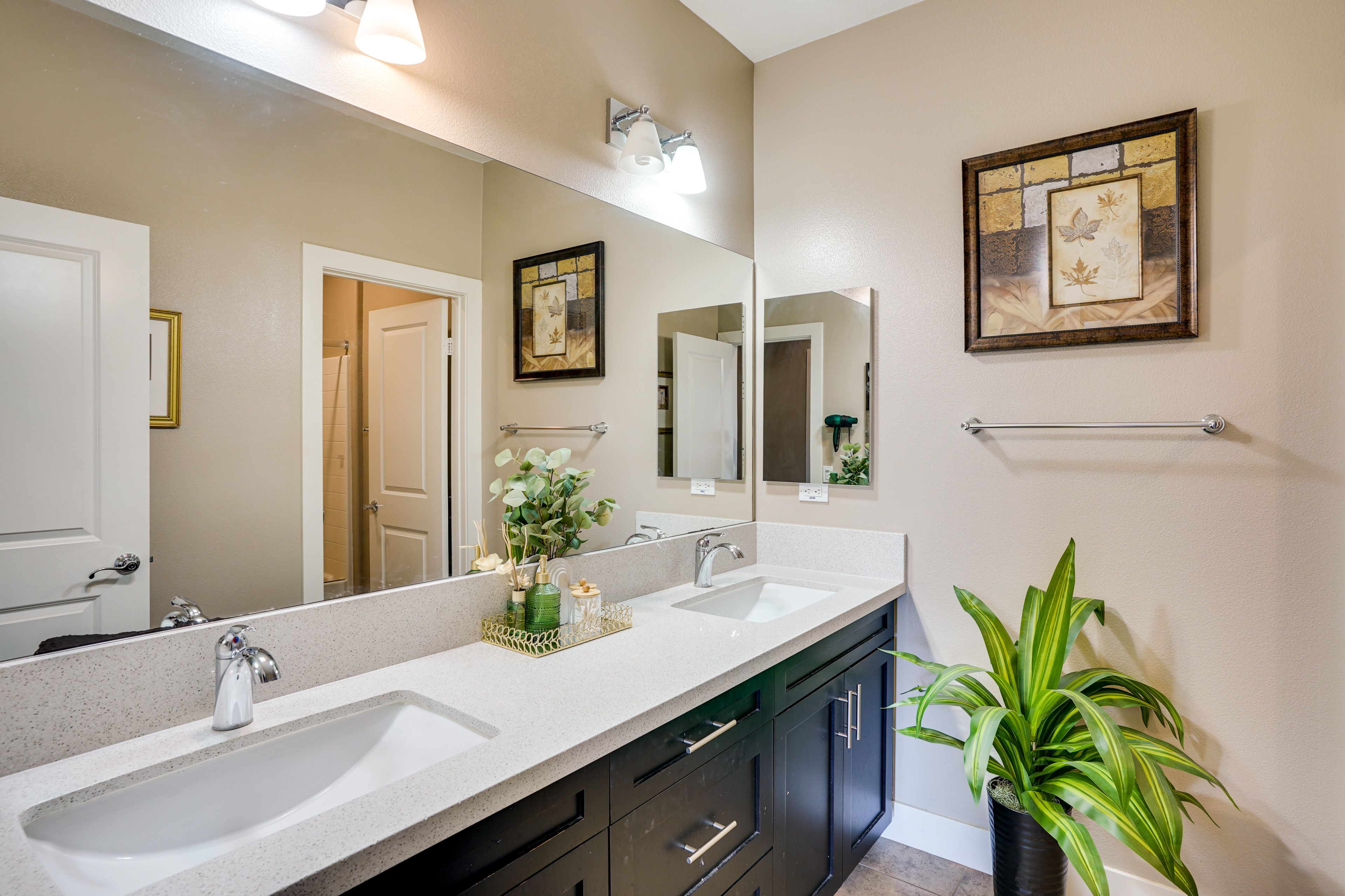 Full Bathroom | 2nd Floor | Complimentary Toiletries | Hair Dryer