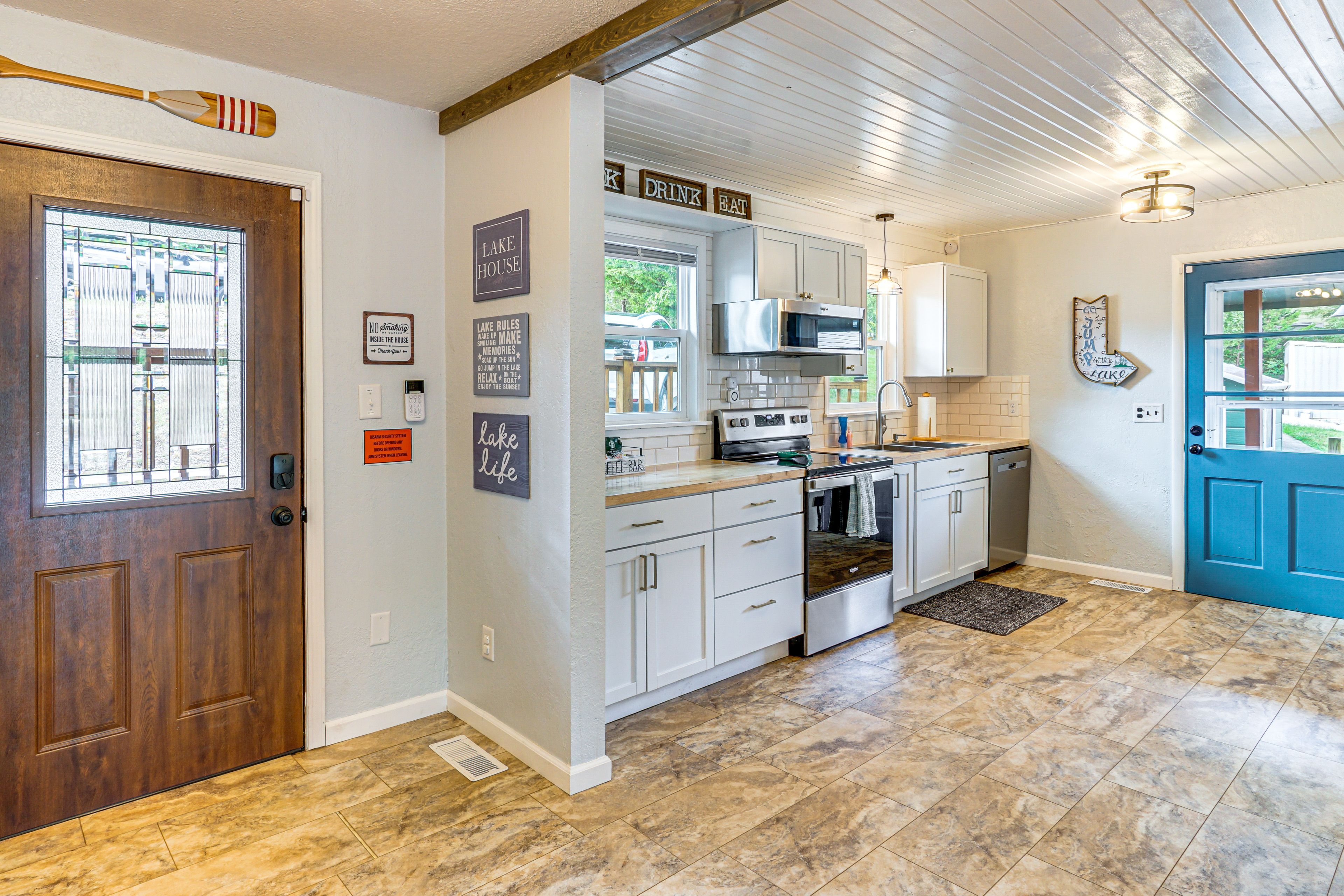Kitchen | Refrigerator | Breakfast Bar | Main Level
