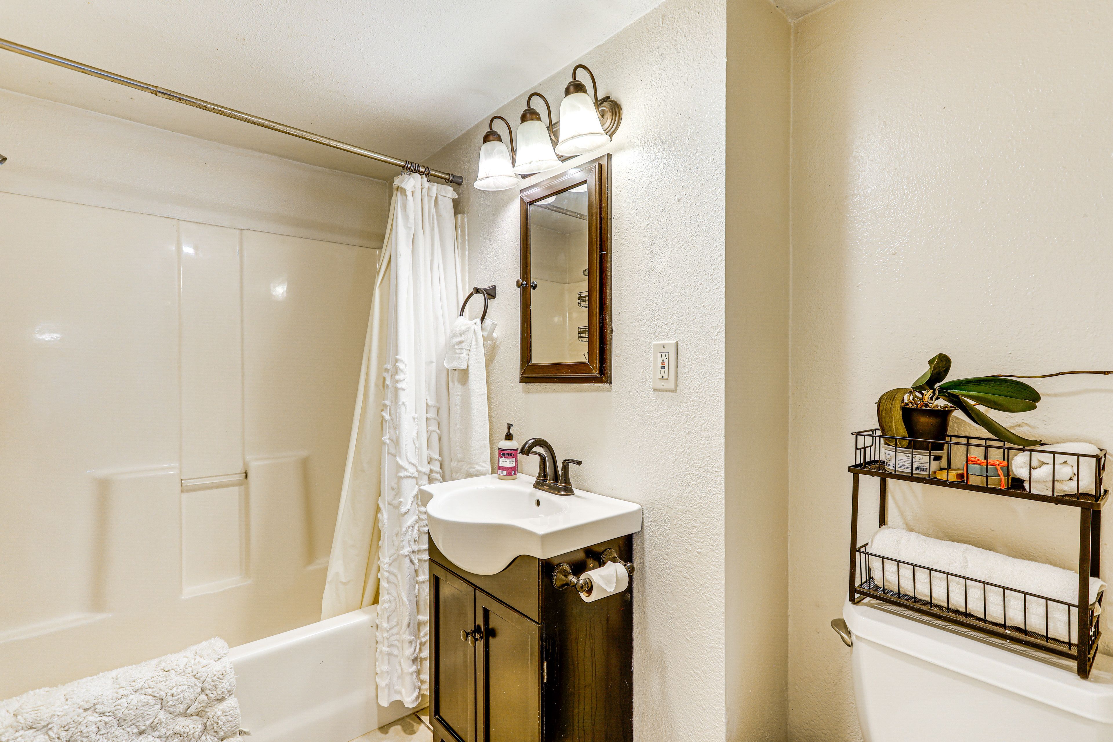 Full Bathroom | Towels Provided