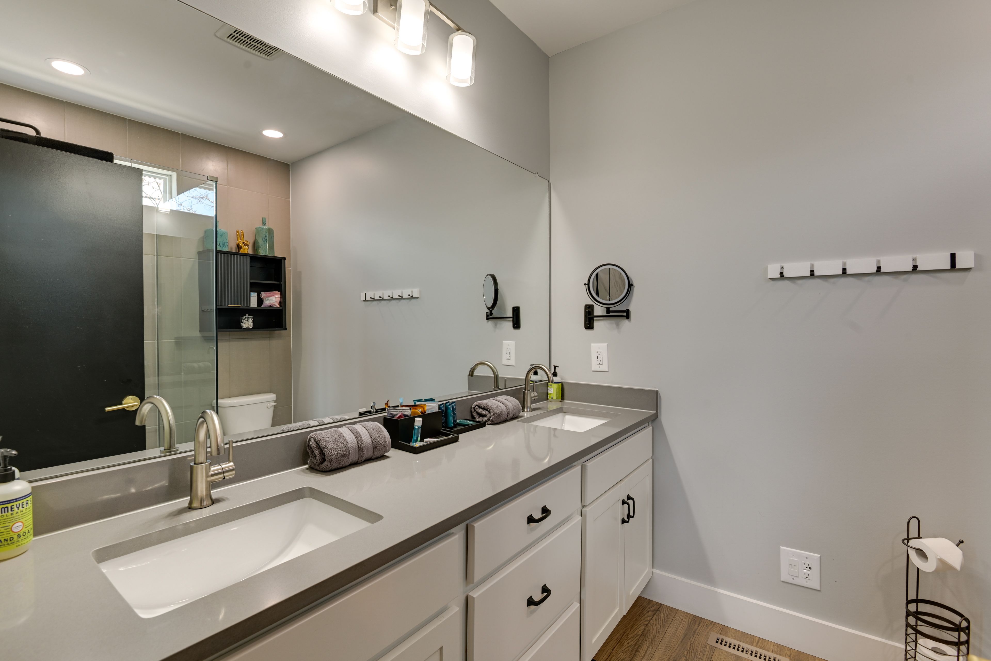 Full Bathroom | 1st Floor | Complimentary Toiletries