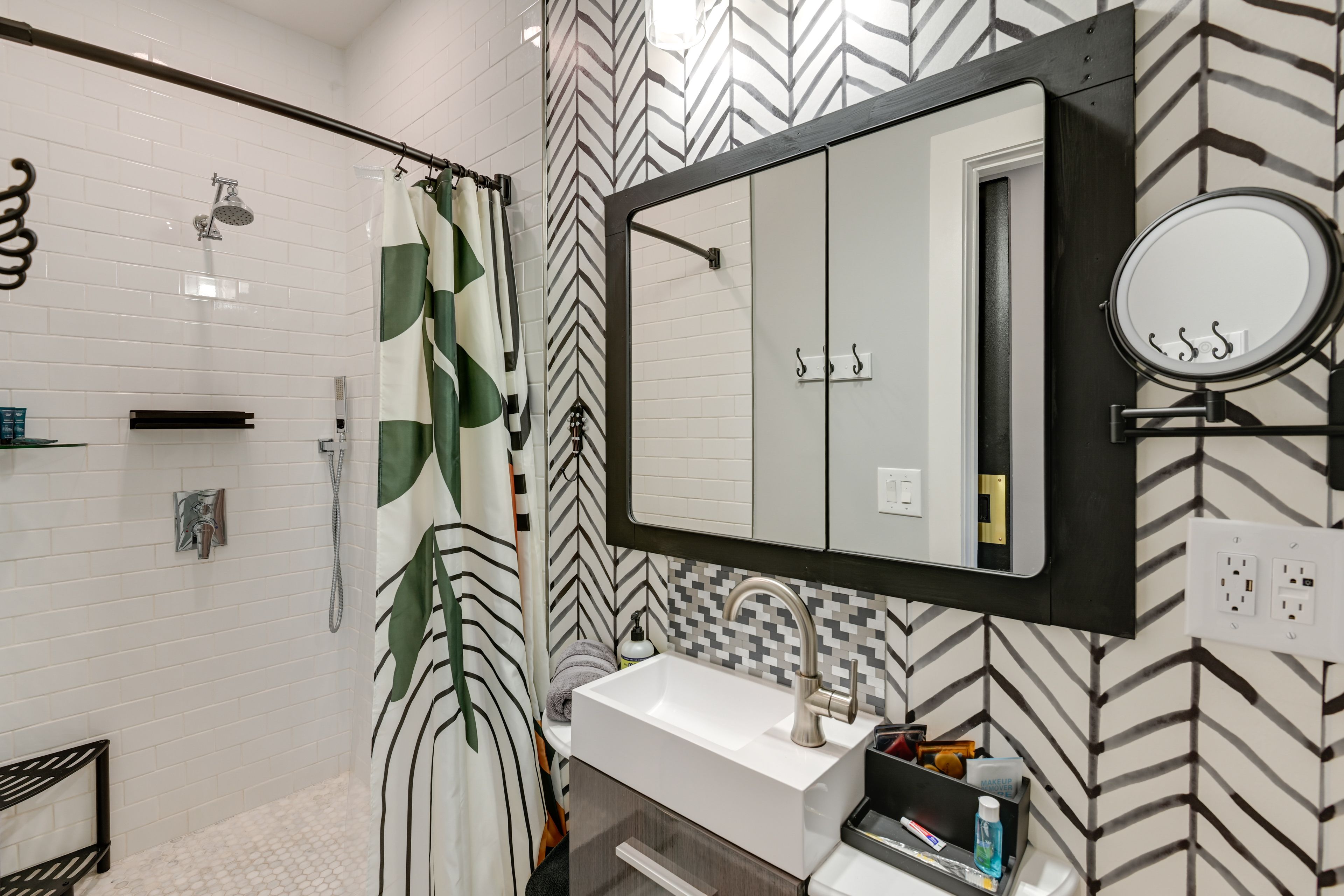 Full Bathroom | 2nd Floor | Towels Provided