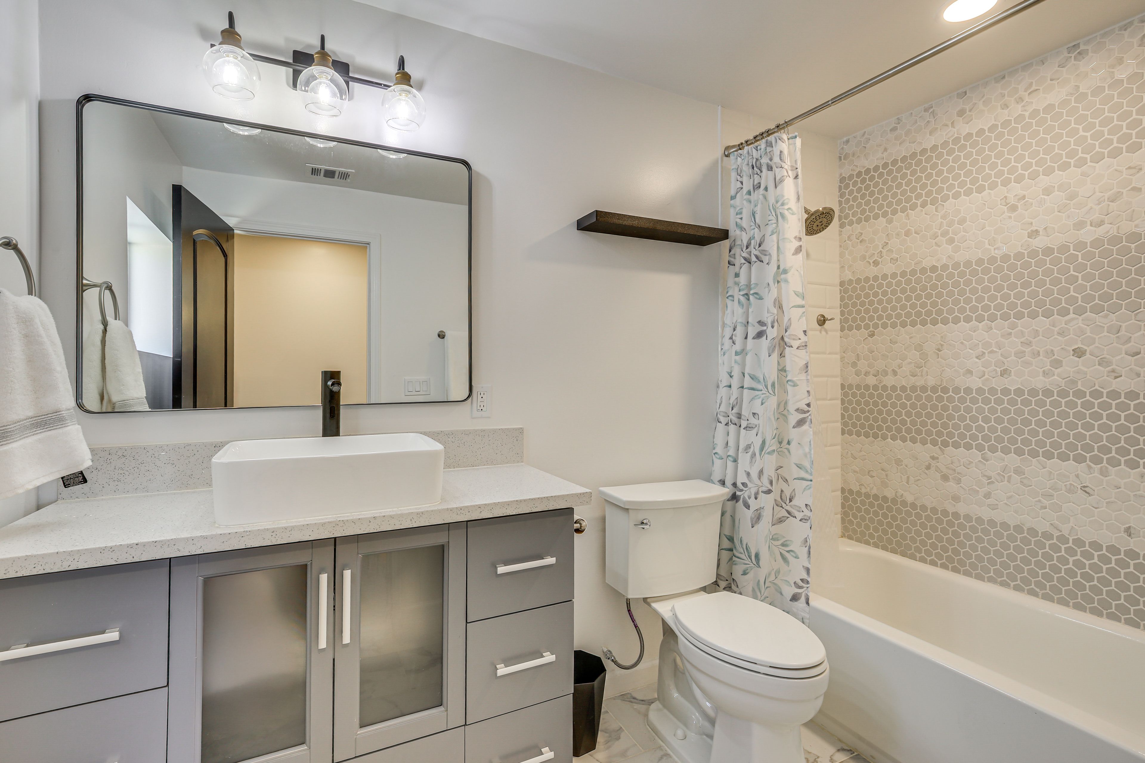 Full Bathroom | Complimentary Toiletries | Hair Dryer