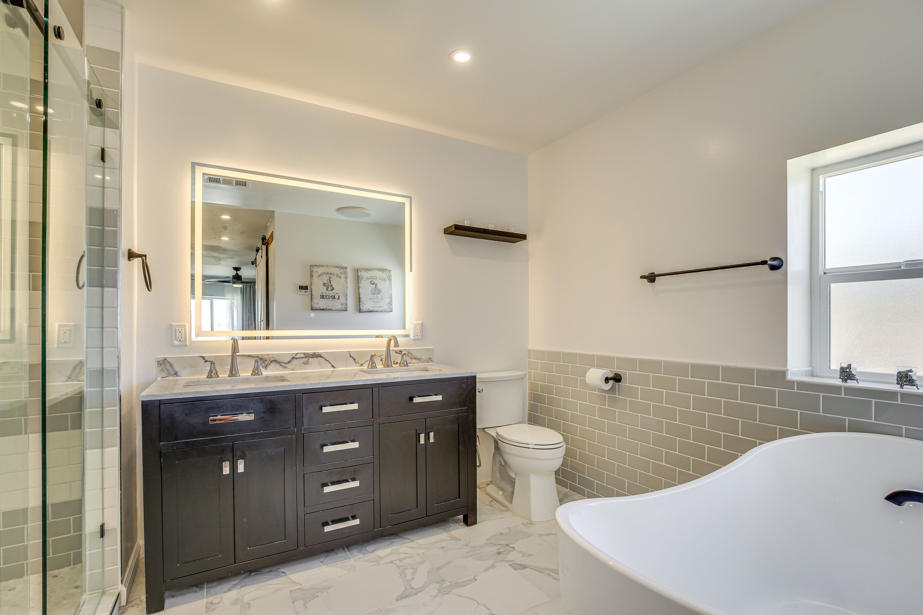 En-Suite Bathroom | Linens & Towels | Walk-In Shower | Bathtub