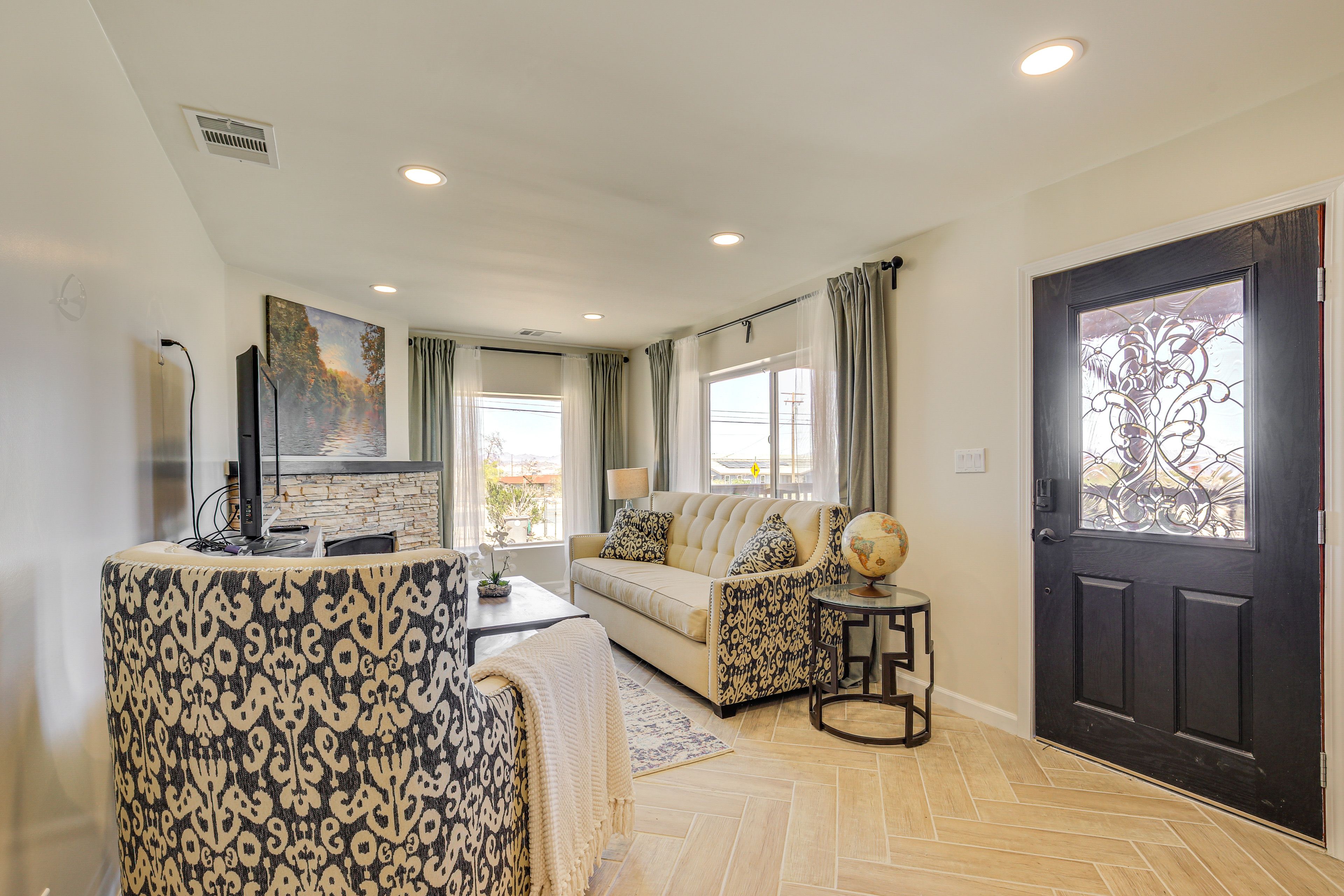Foyer | Smart TV | Fireplace