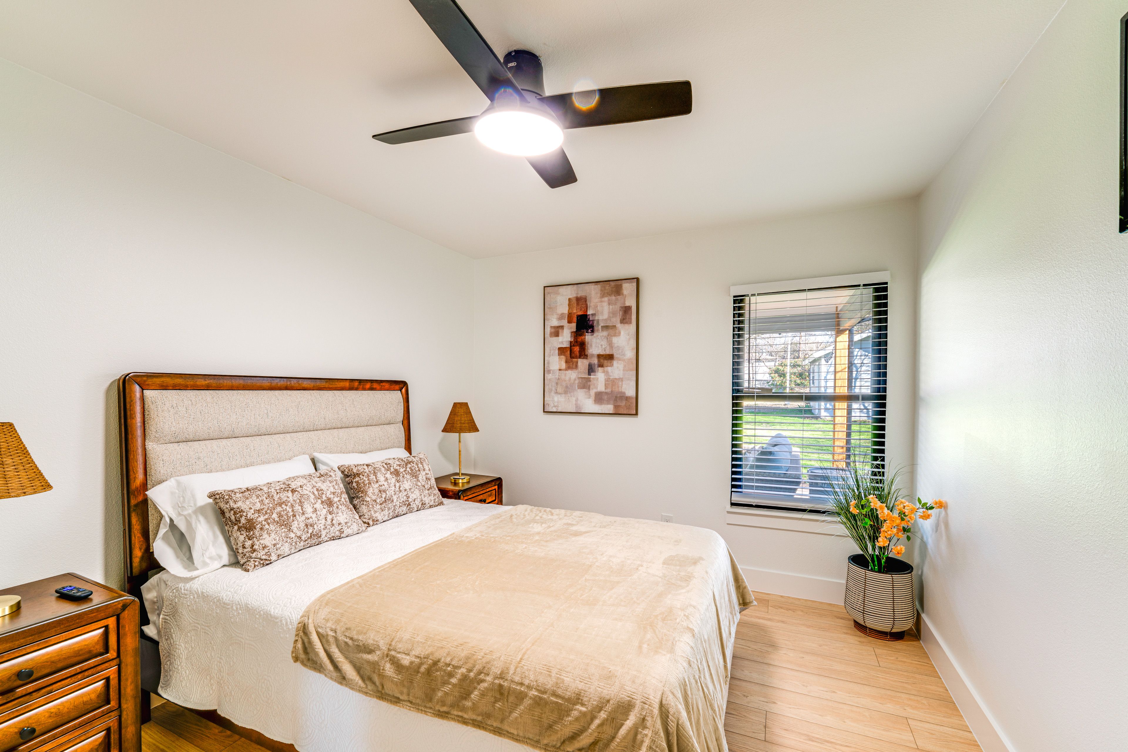 Bedroom 1 | Queen Bed | Smart TV