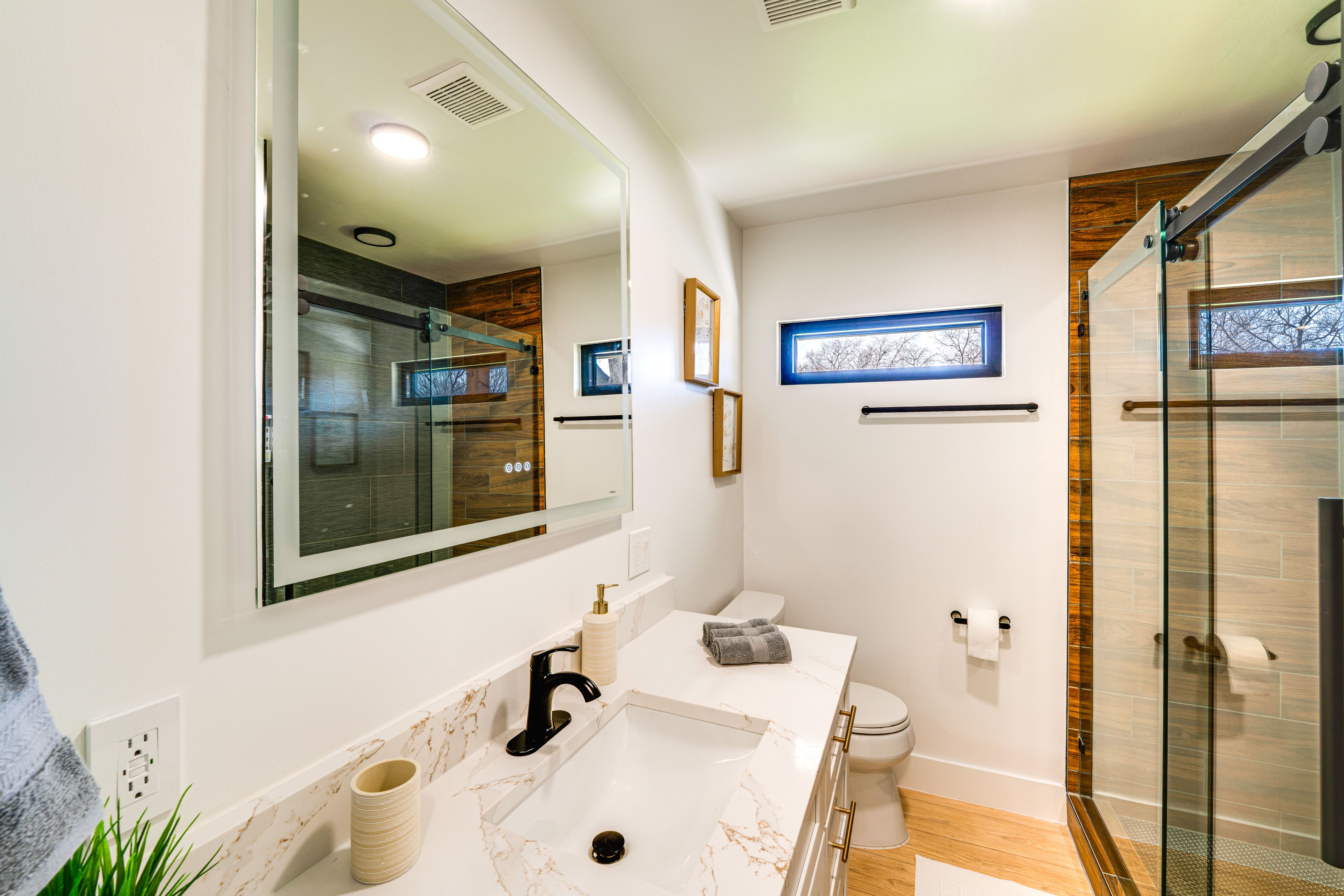 Full Bathroom | Towels Provided