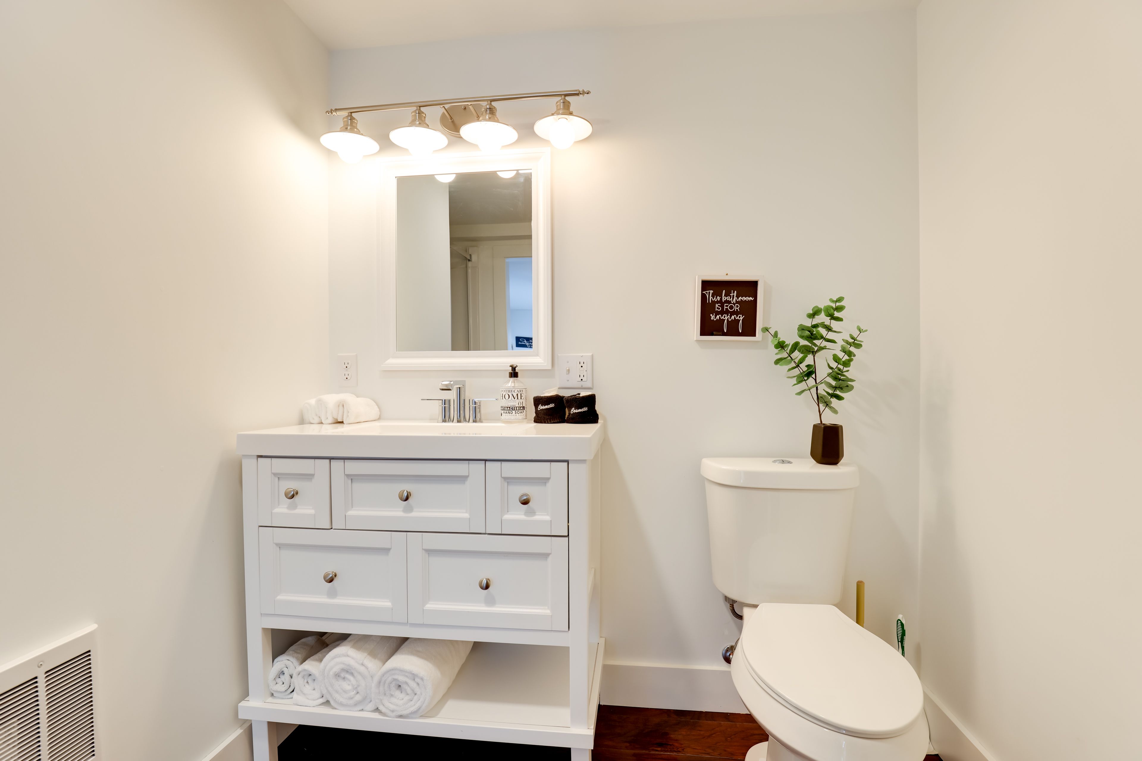 Full Bathroom | Towels Provided