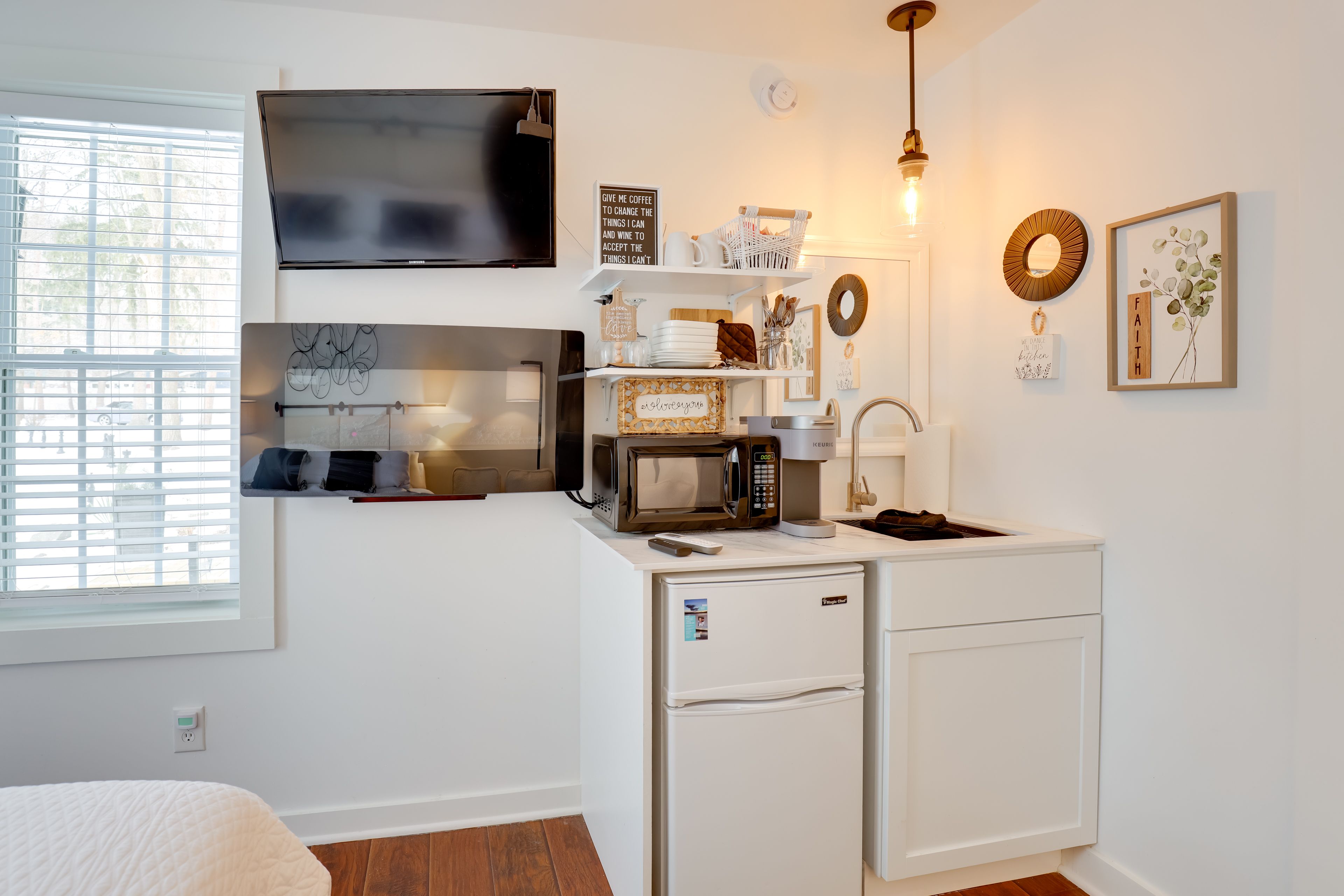 Kitchenette | Single-Story Unit | Hot Plate | Toaster Oven | Keurig Coffee Maker