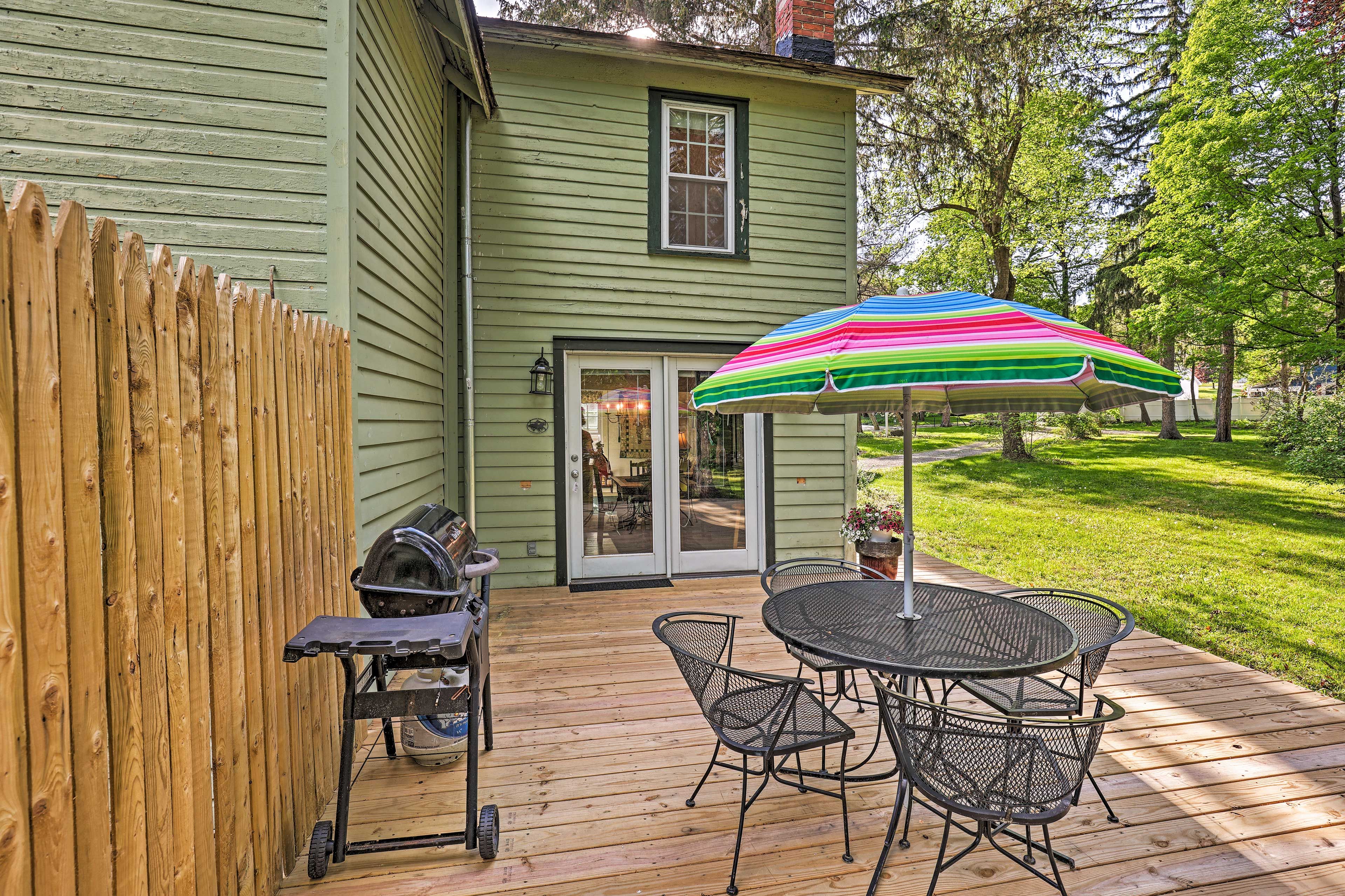 Shared Deck | Gas Grill | Dining Table