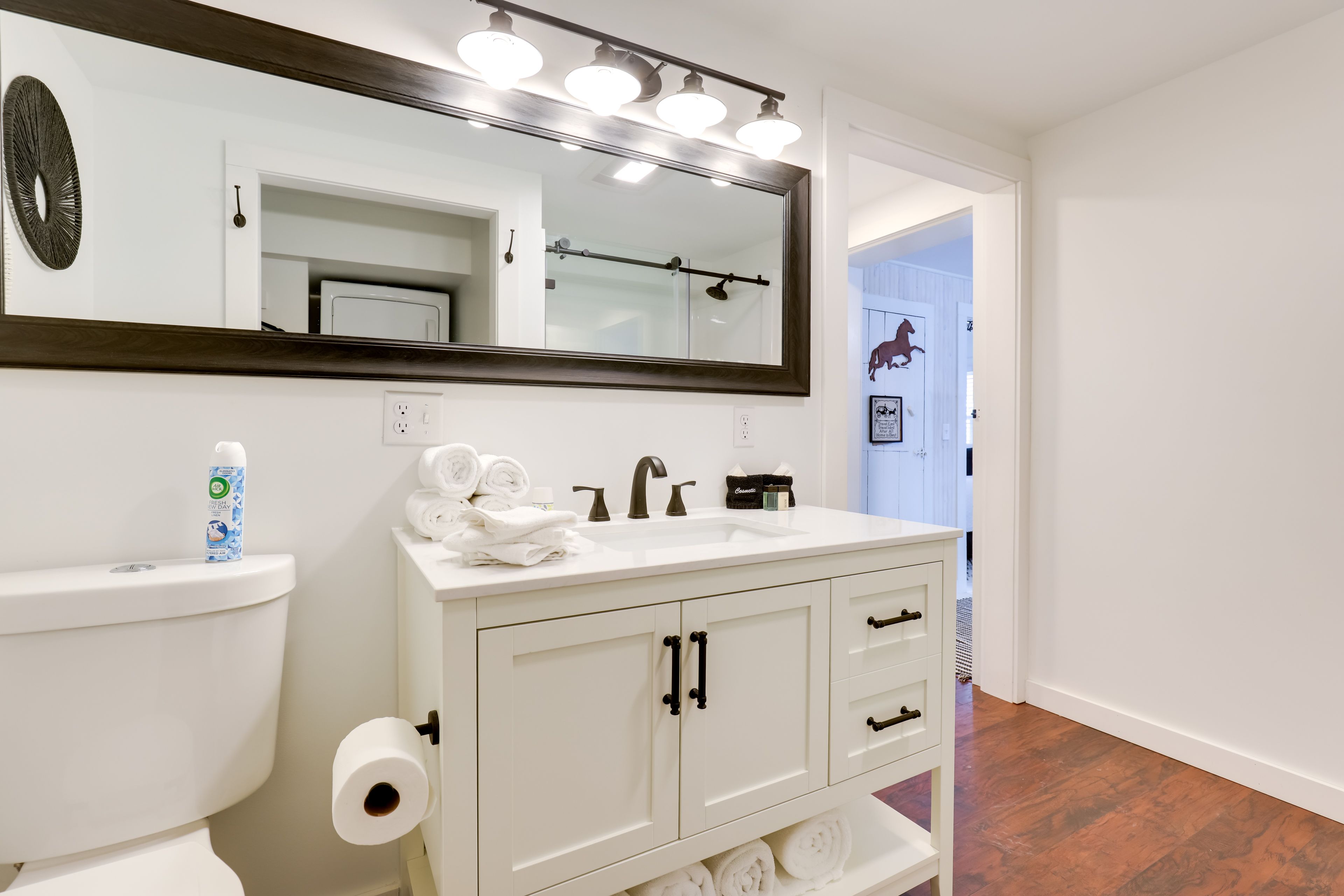 Full Bathroom | Towels Provided