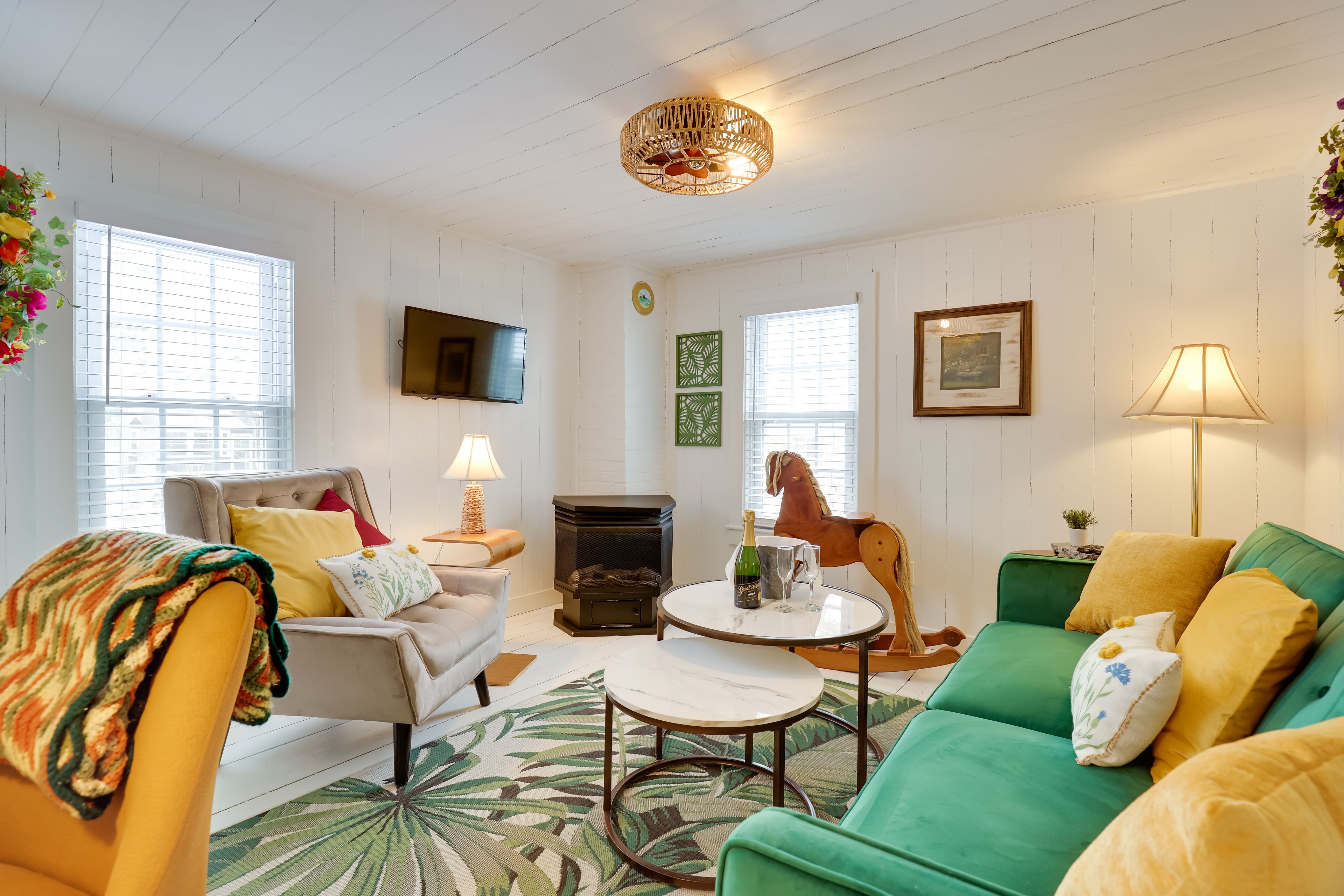 Living Room | Full Sleeper Sofa | Free WiFi | Smart TV
