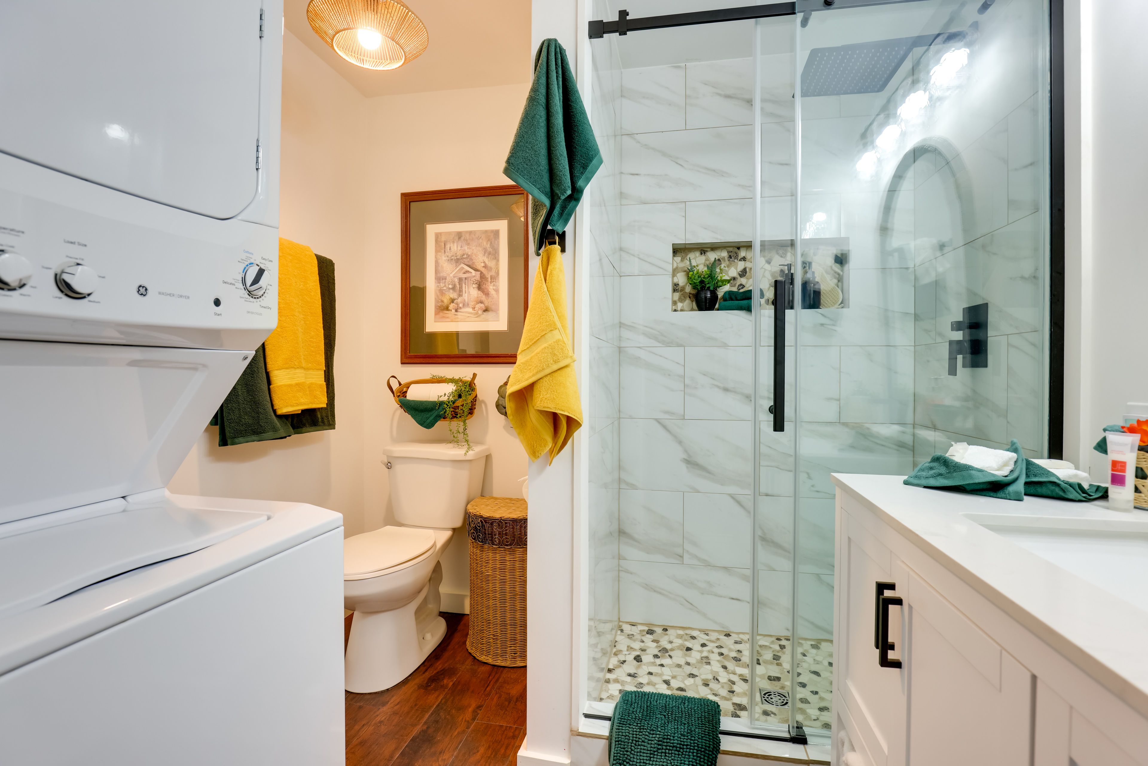 Full Bathroom | Towels Provided
