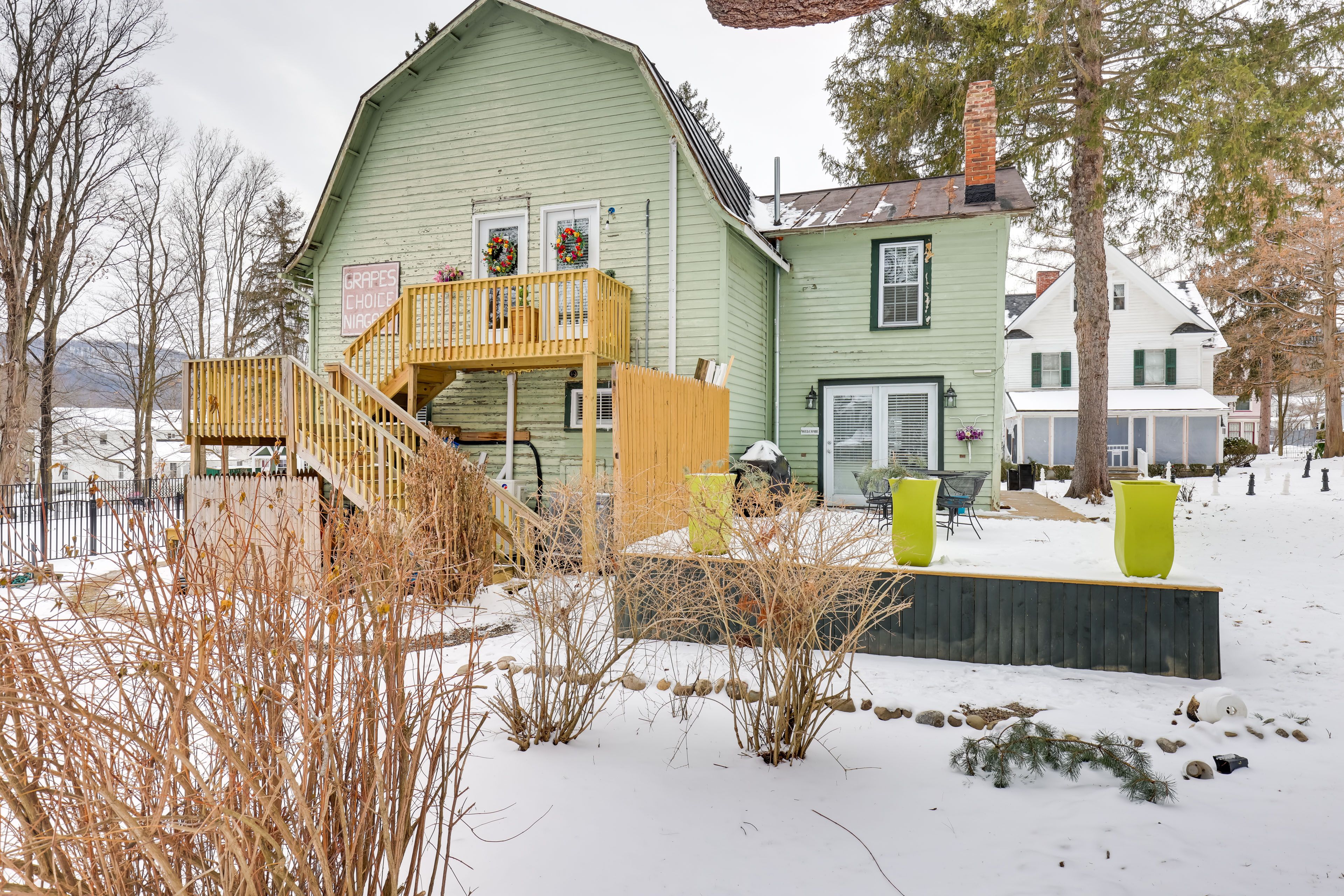 Property Exterior | Single-Story Apartment | 2nd-Floor Unit