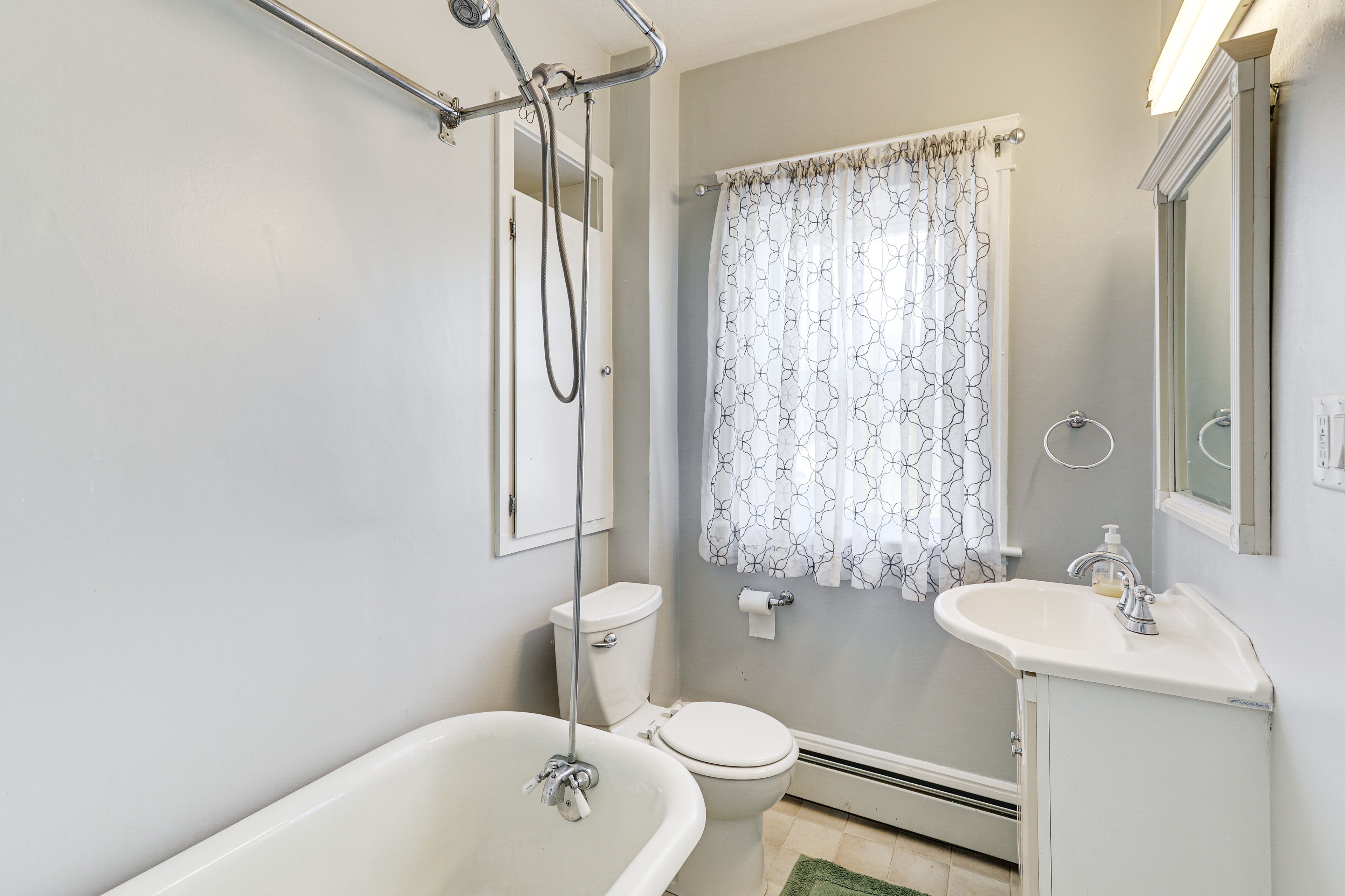 Full Bathroom | Towels Provided