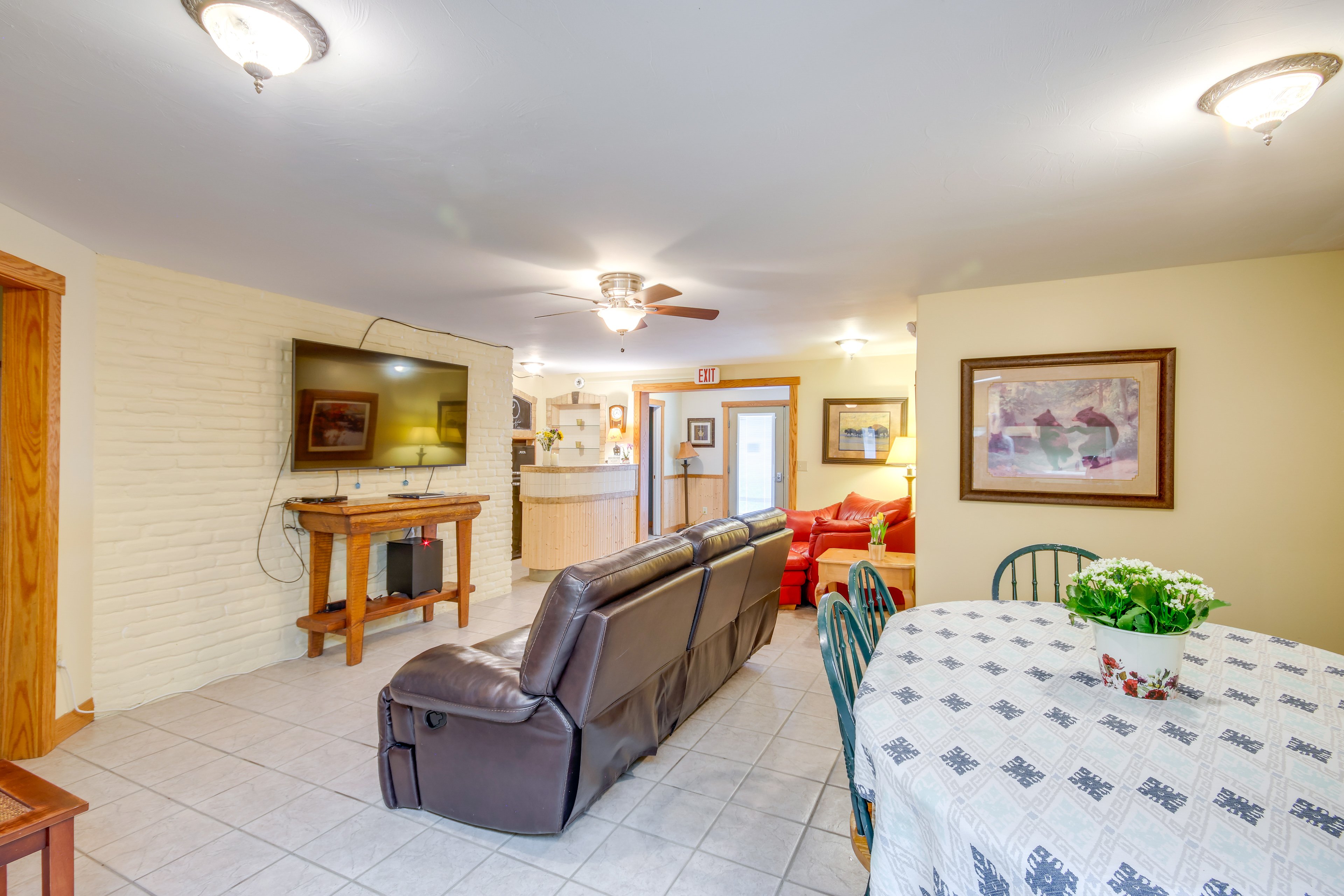 Living Room & Dining Area | Smart TV | Free WiFi | Central Heating & A/C
