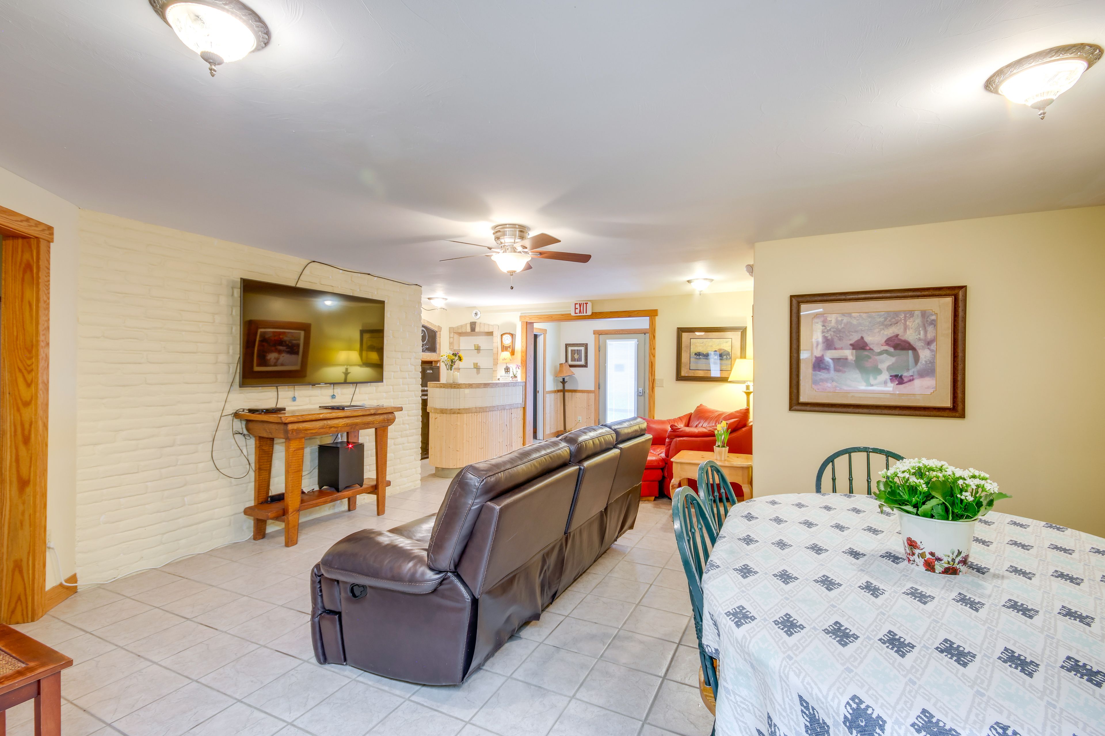 Living Room & Dining Area | Smart TV | Free WiFi | Central Heating & A/C