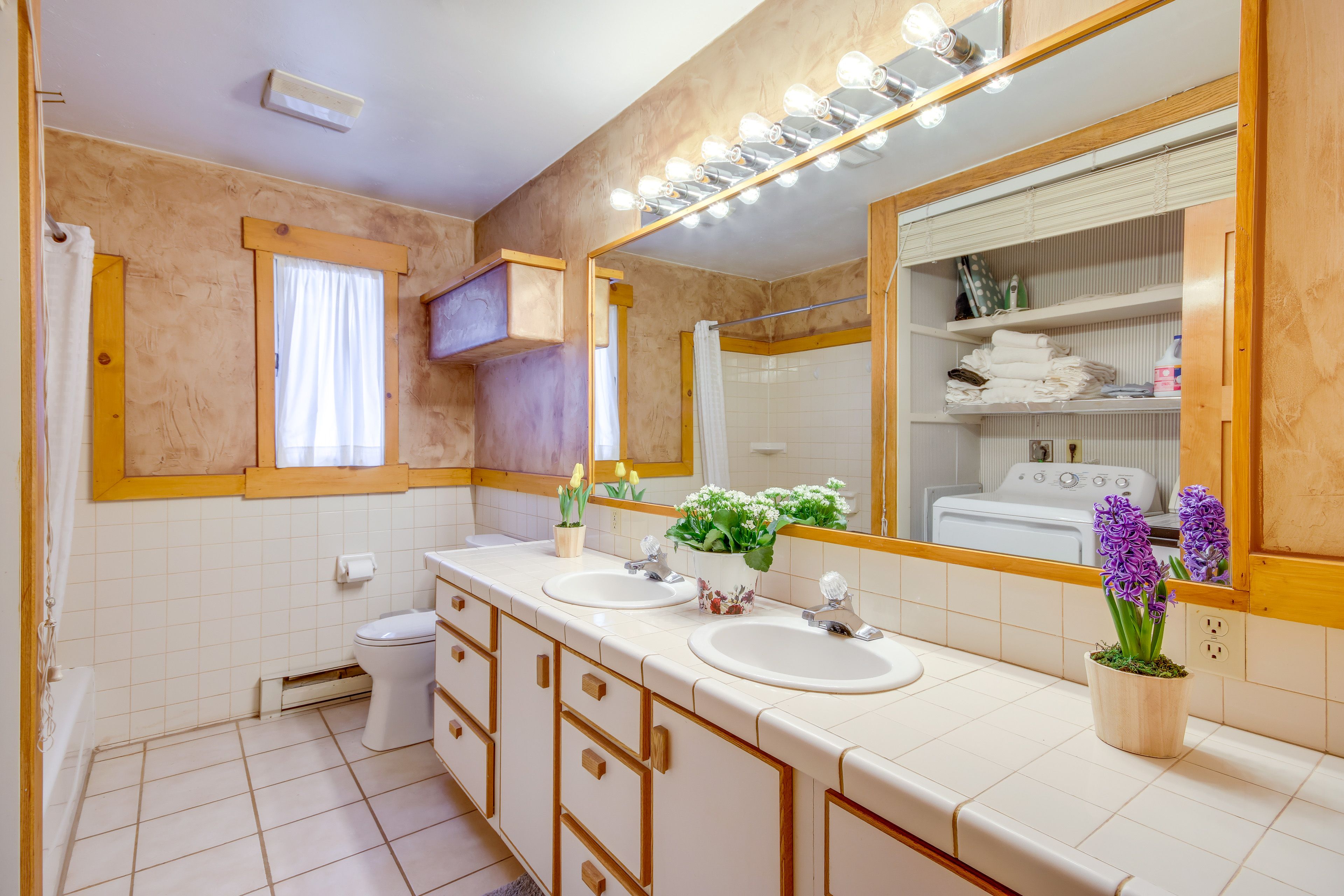 Full Bathroom | Towels Provided | Washer & Dryer