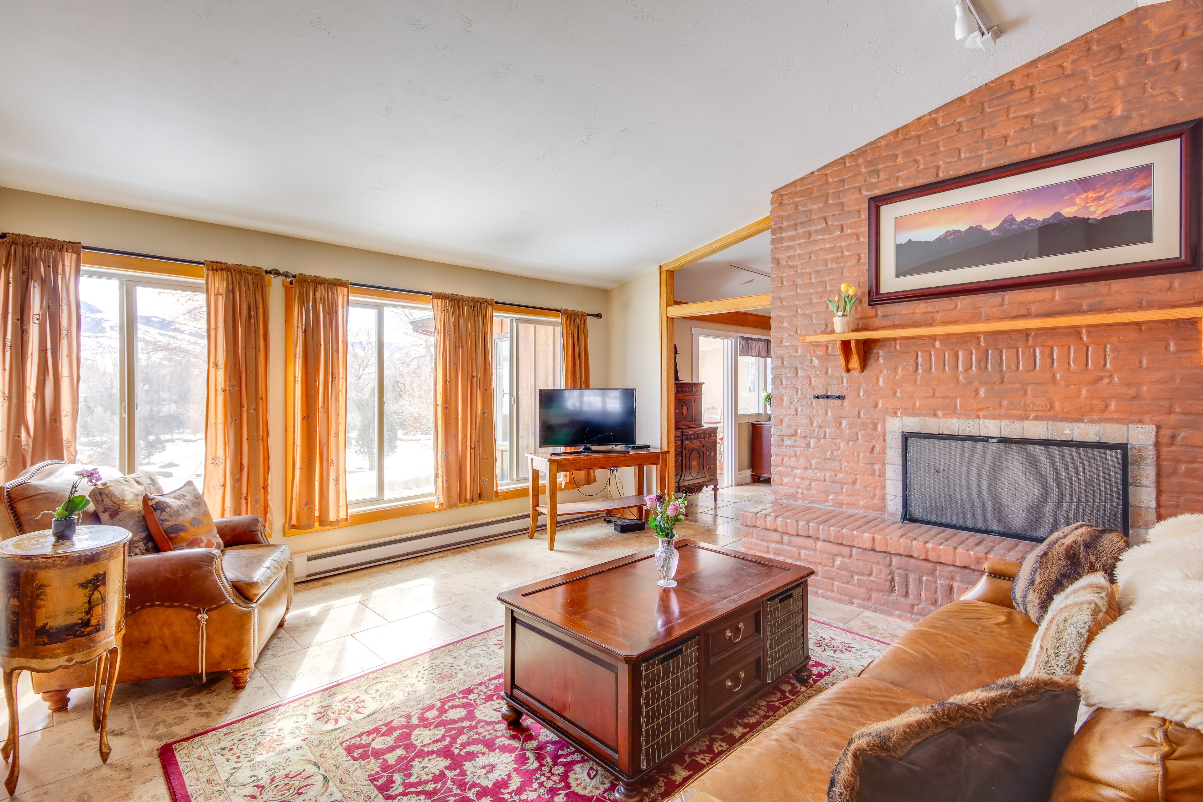 Living Room | Smart TV | Free WiFi