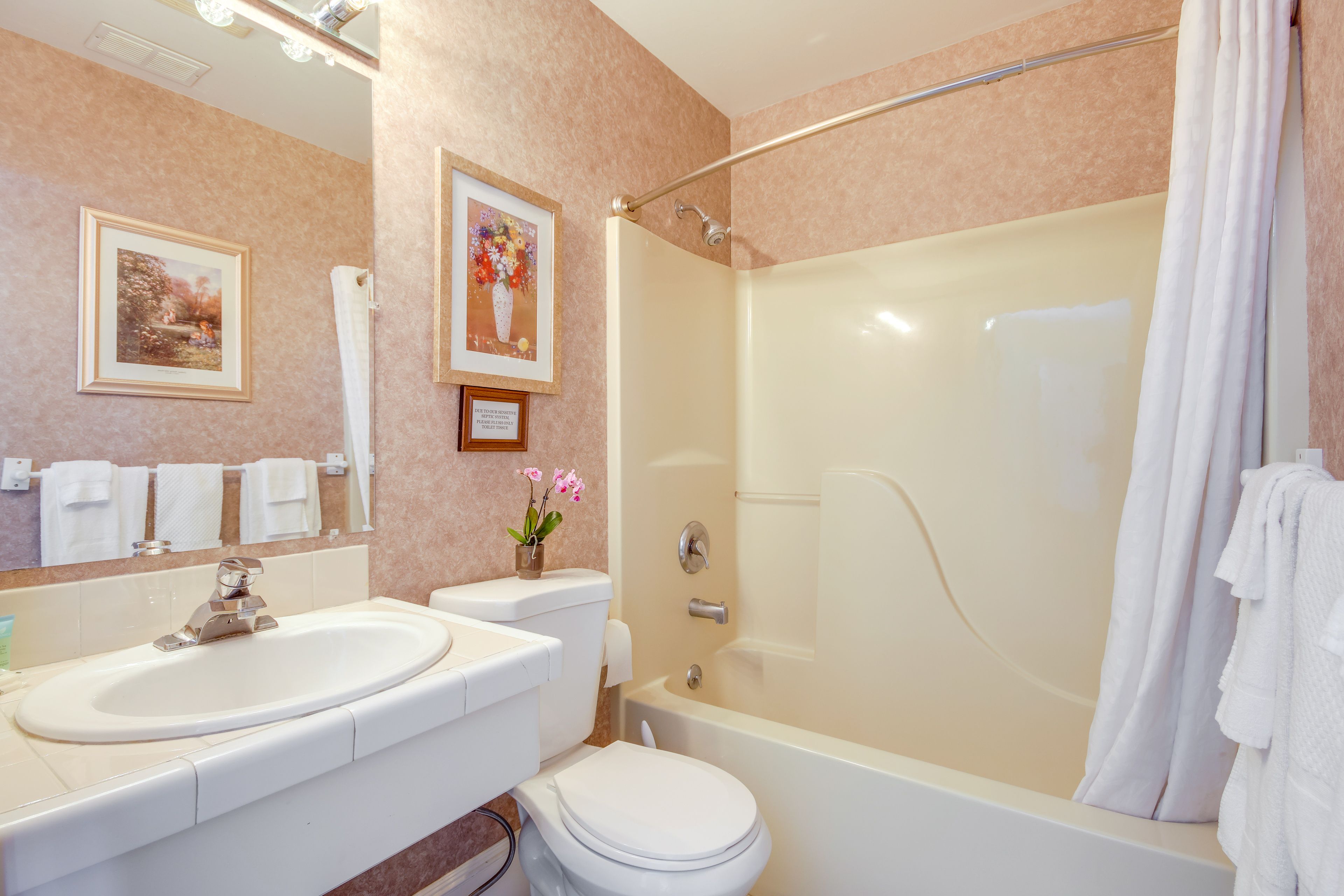 En-Suite Bathroom | Towels Provided