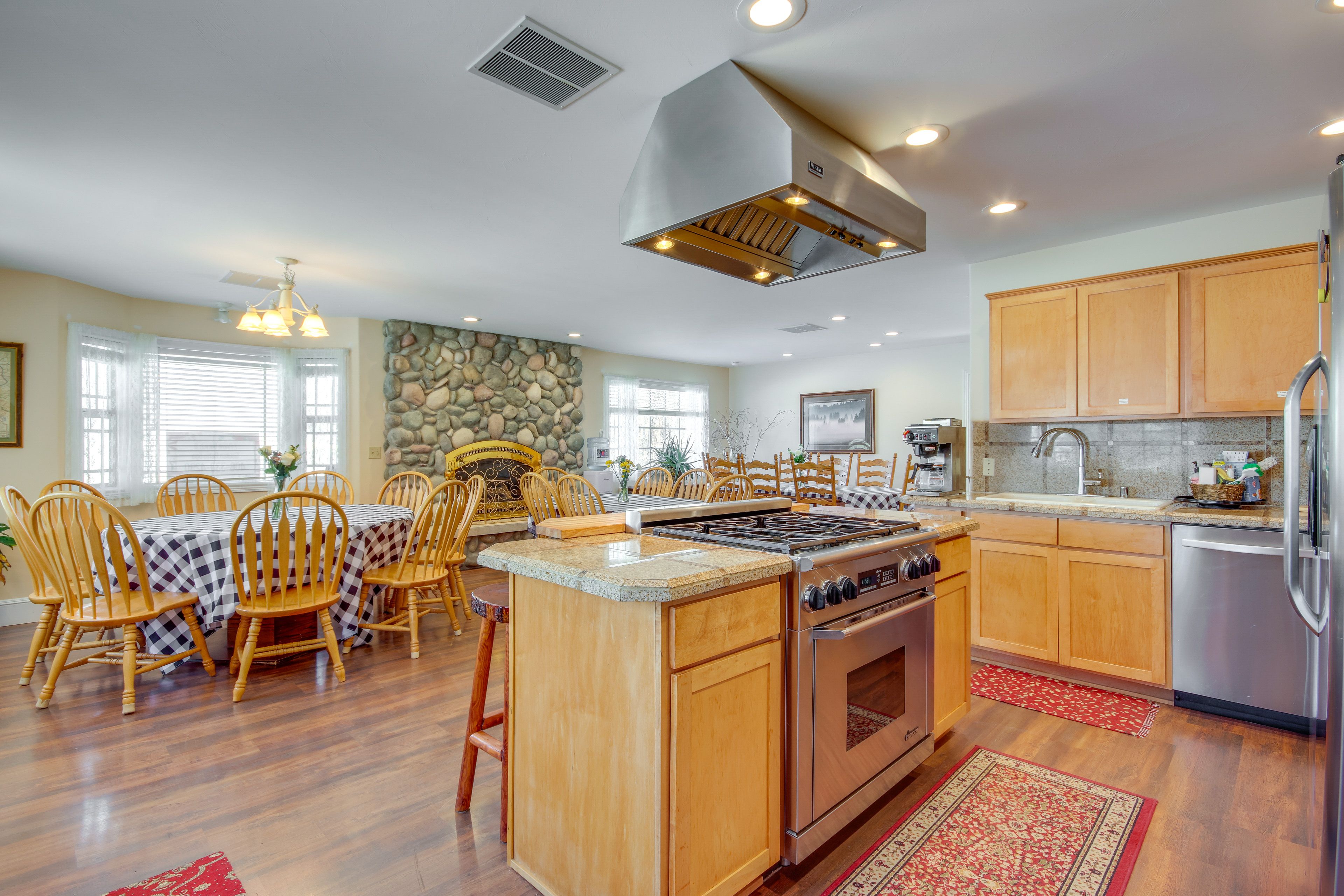 Kitchen & Dining Area | Single-Story Villa | | 4,800 Sq Ft | Self Check-In