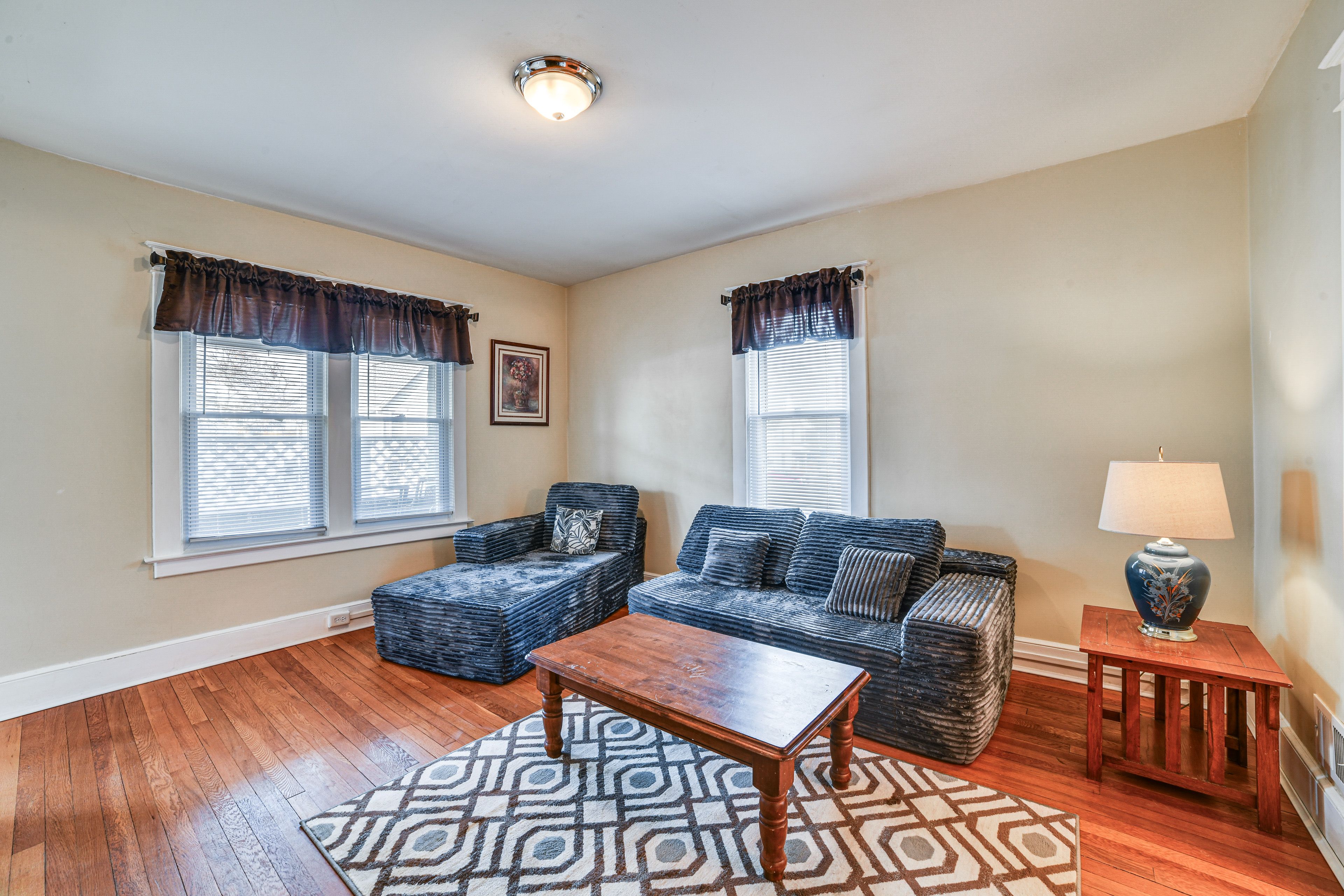 Living Room | Free WiFi | Central Heating & A/C | Smart TV