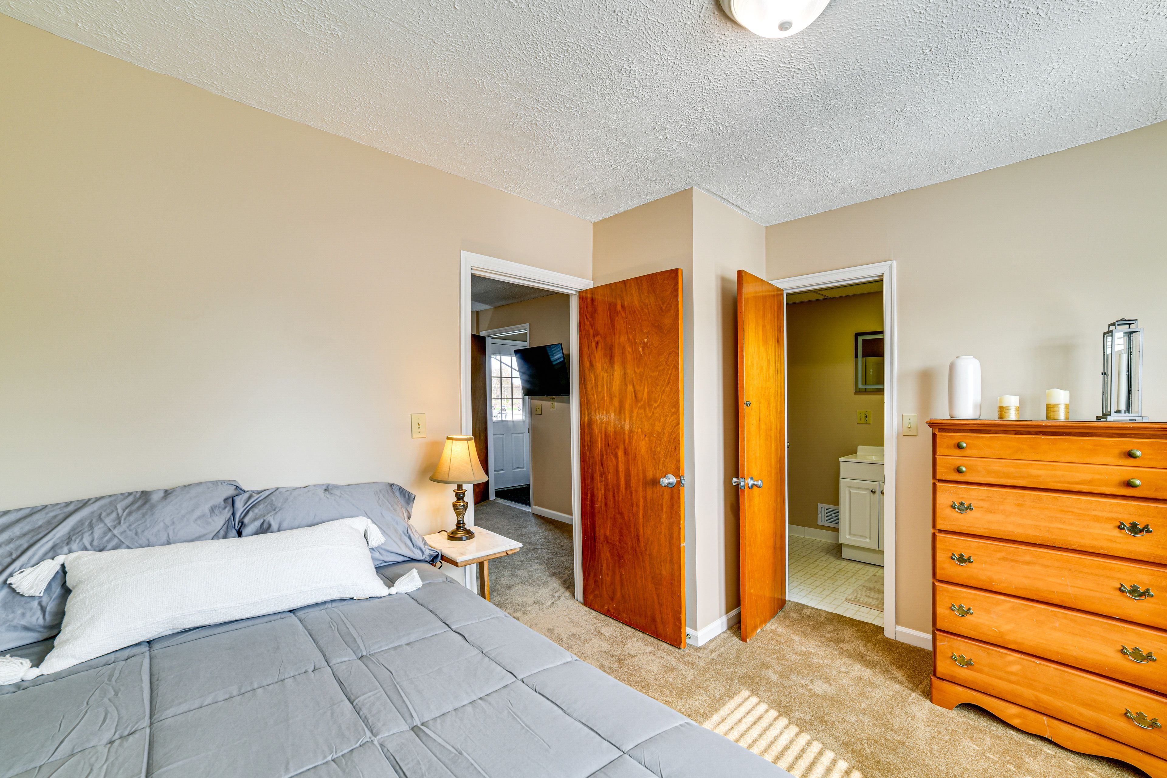 Bedroom 1 | Full Bed | Linens Provided | Desk | Smart TV