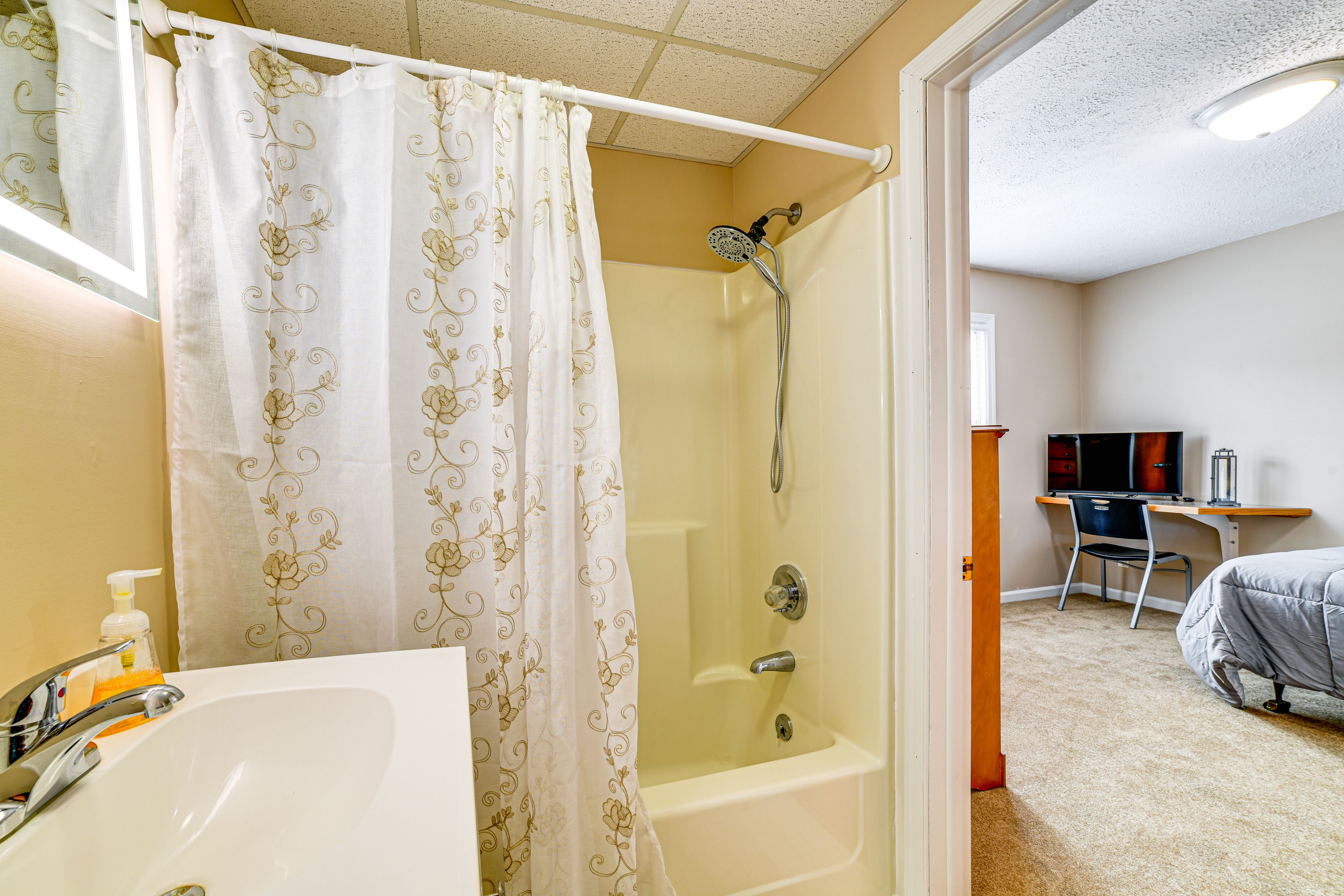 Full Bathroom | Towels Provided | Complimentary Toiletries