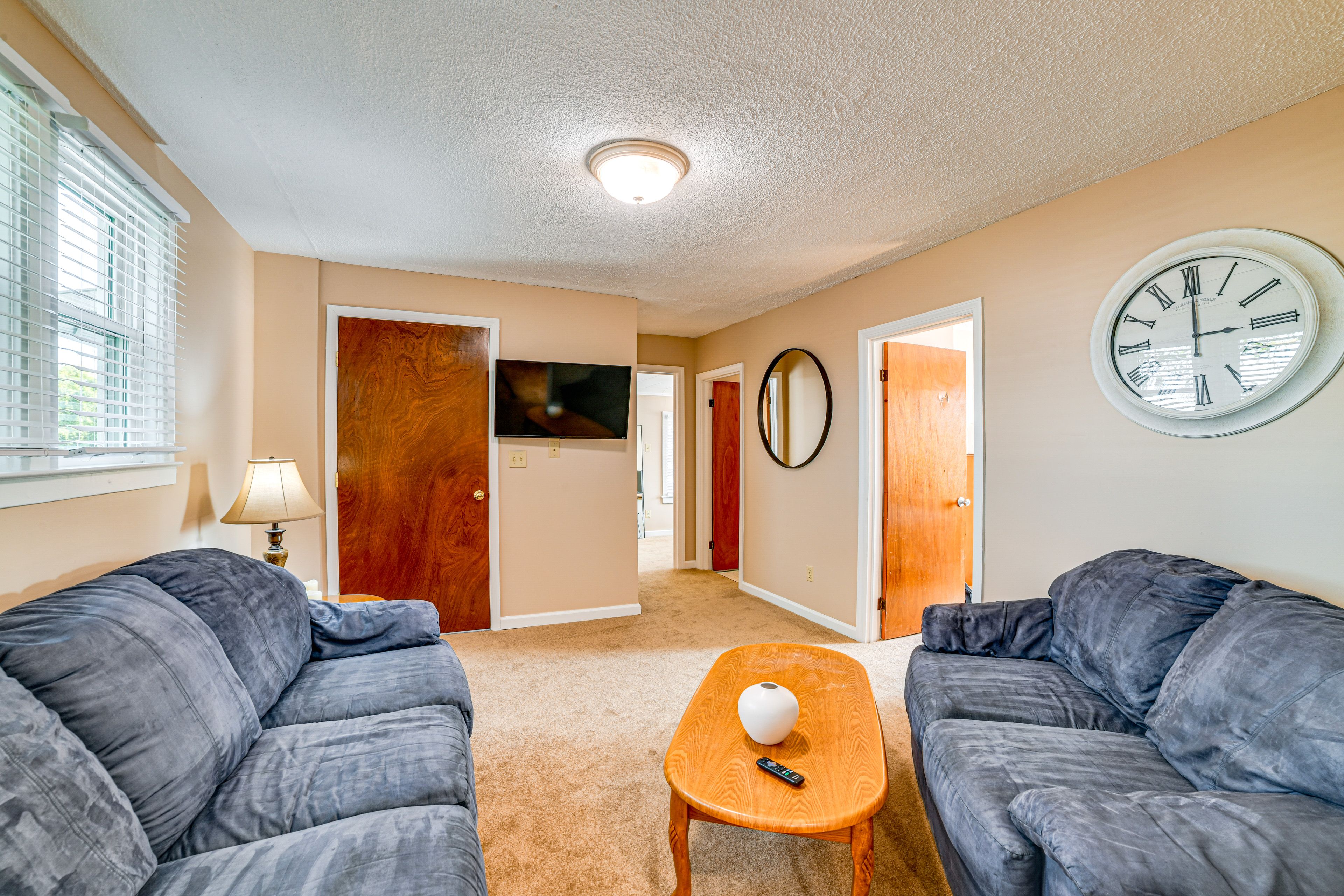 Living Room | Central Heating | Window A/C Unit | Smart TV | Free WiFi