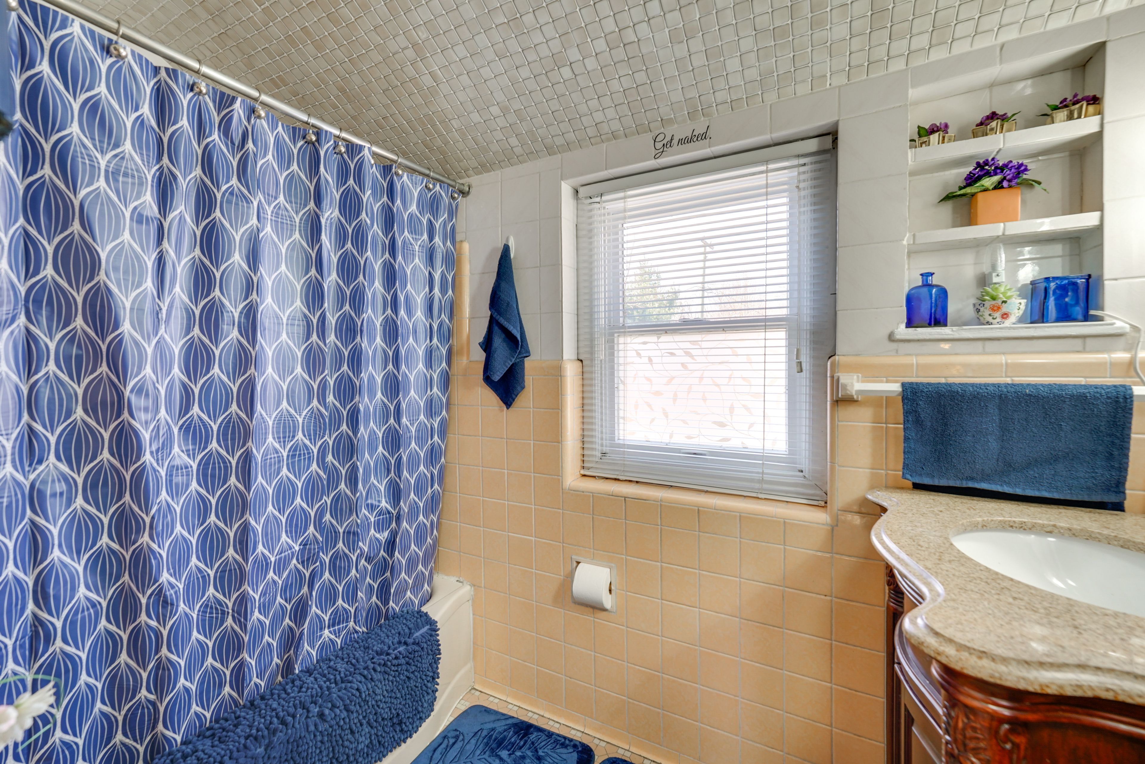 Full Bathroom | Towels Provided | Upper Level