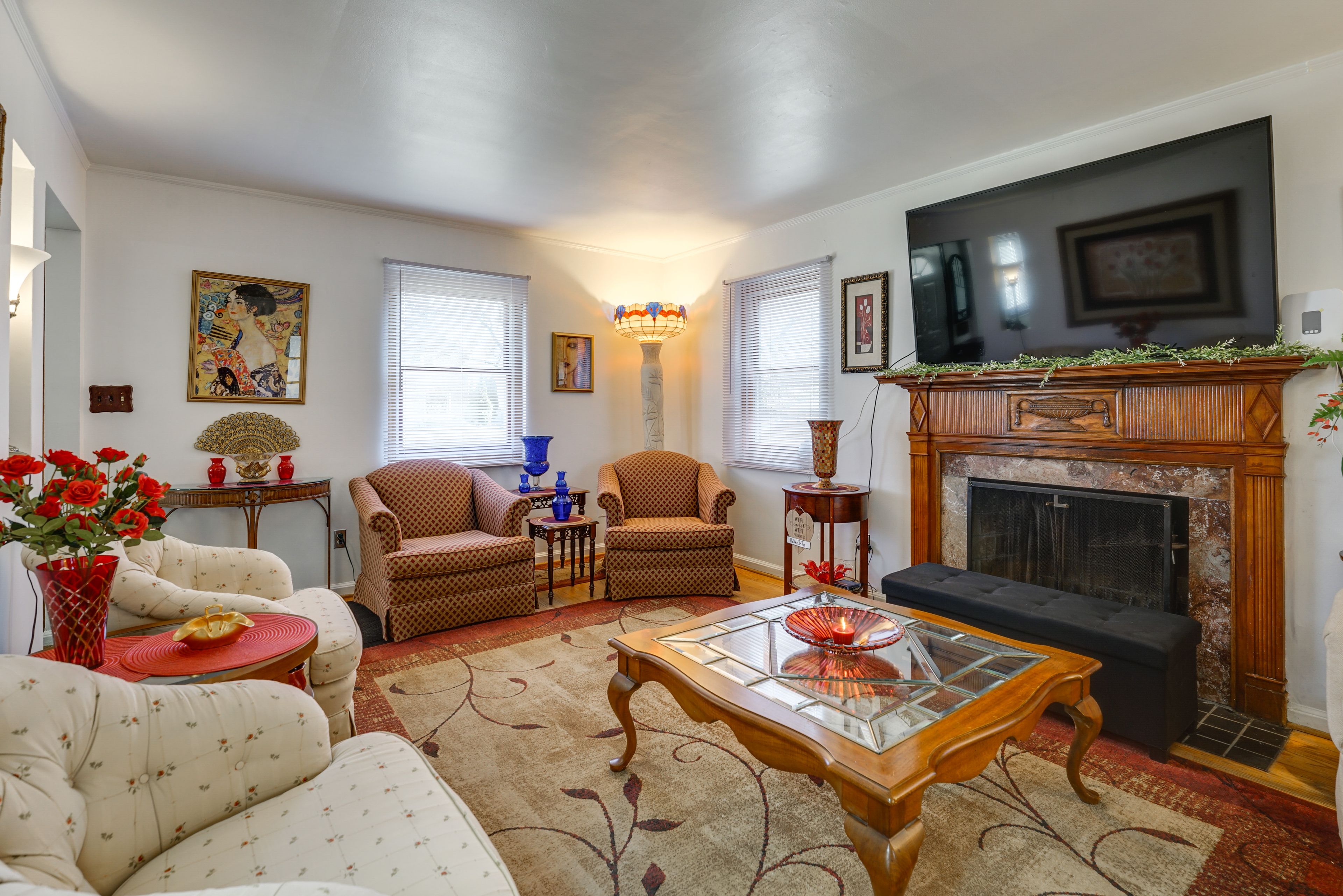 Living Room | Smart TV | Free WiFi | Books | Main Level