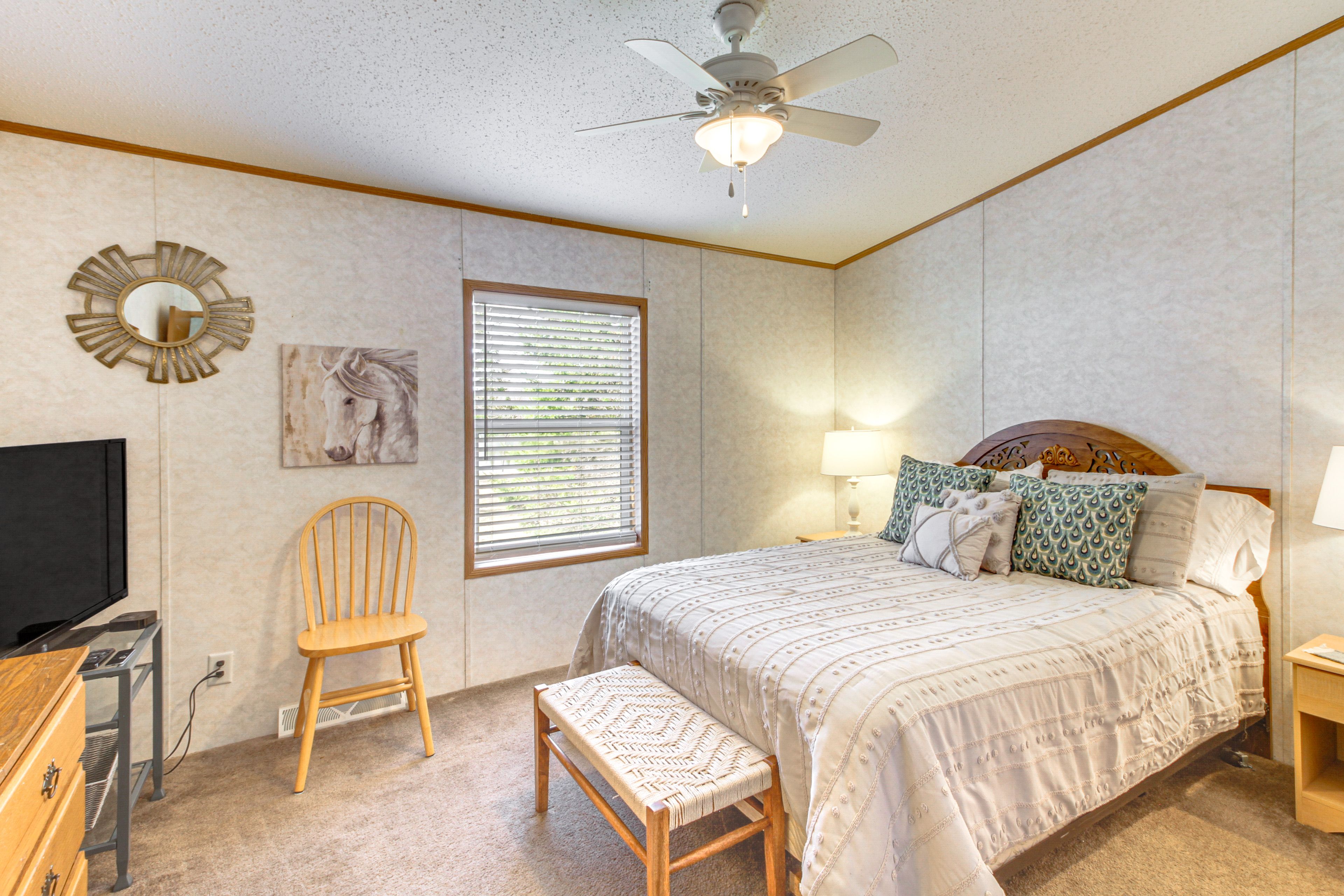 Bedroom 2 | Queen Bed