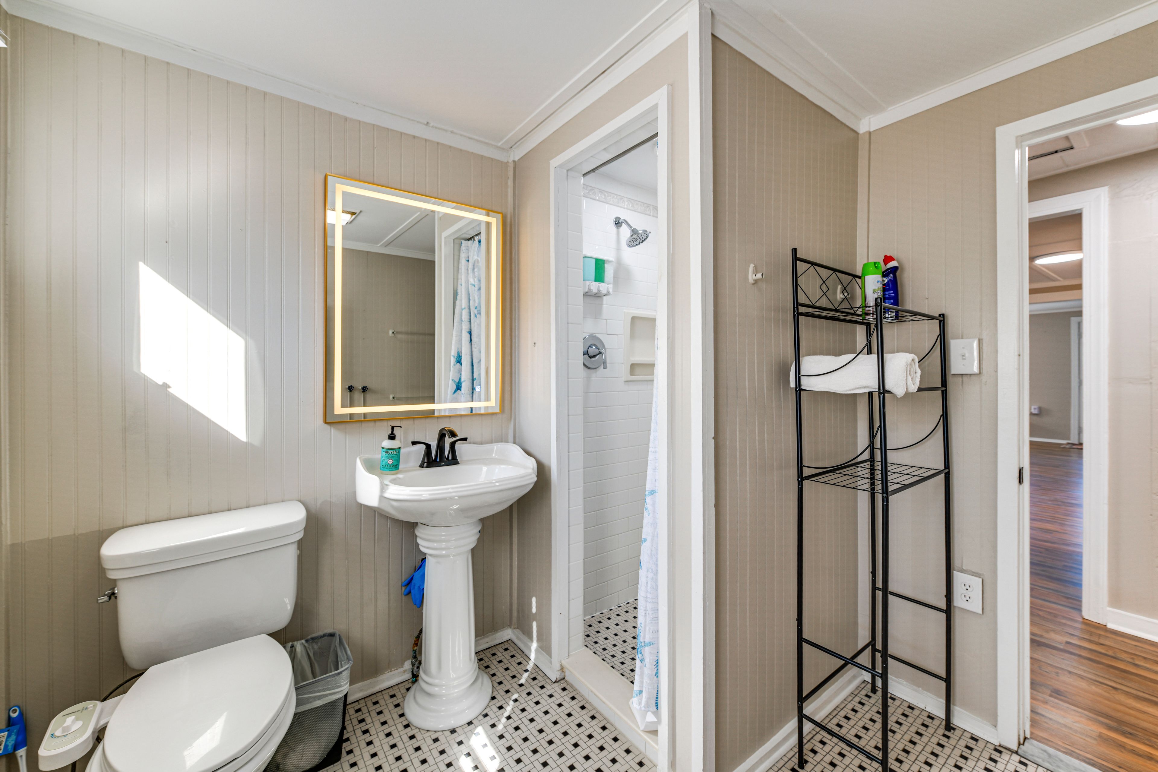 Full Bathroom | Towels Provided